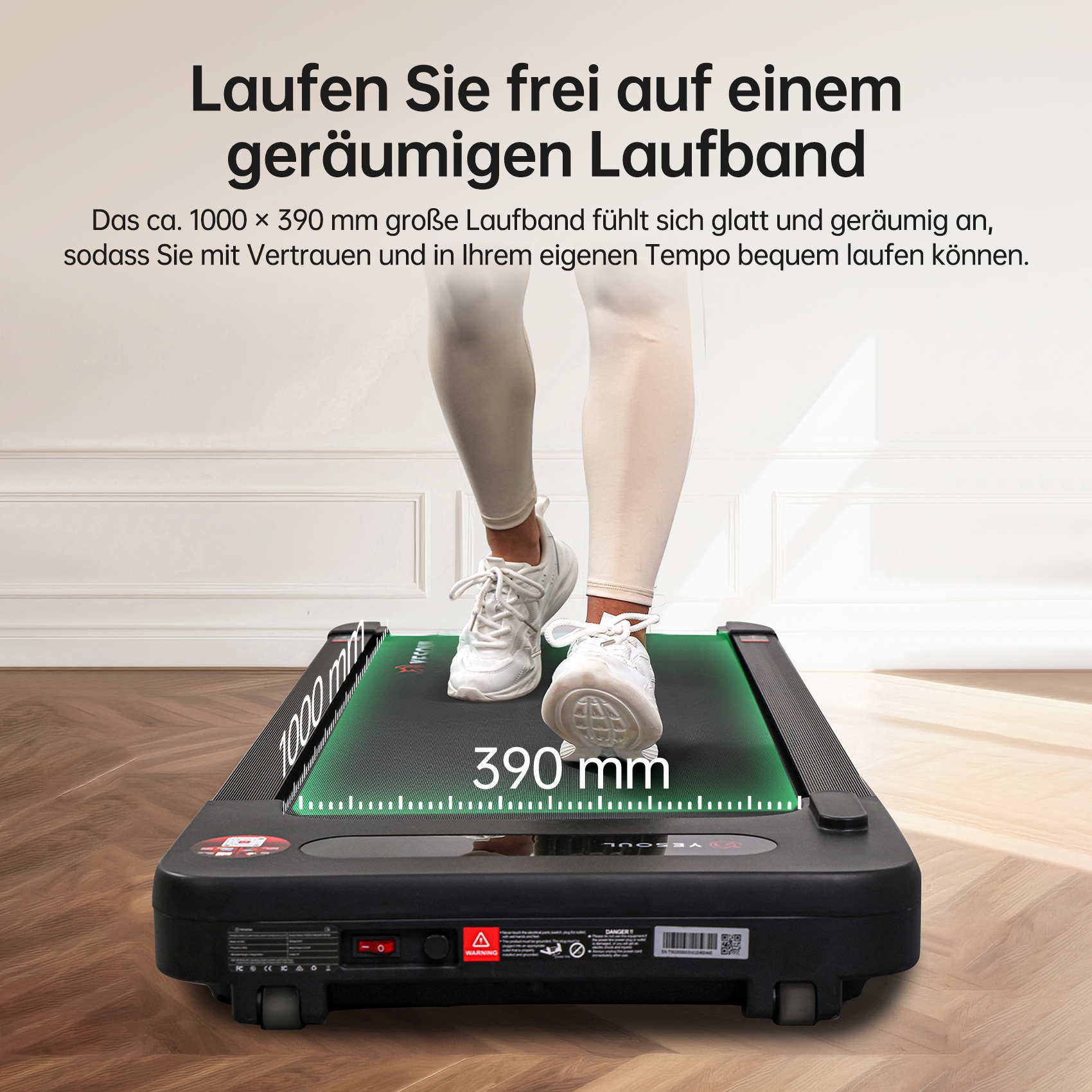 Eine Person geht auf einem schwarzen Laufband mit grünen Akzenten. Weiße Schuhe sind sichtbar. Abmessungen sind angegeben.