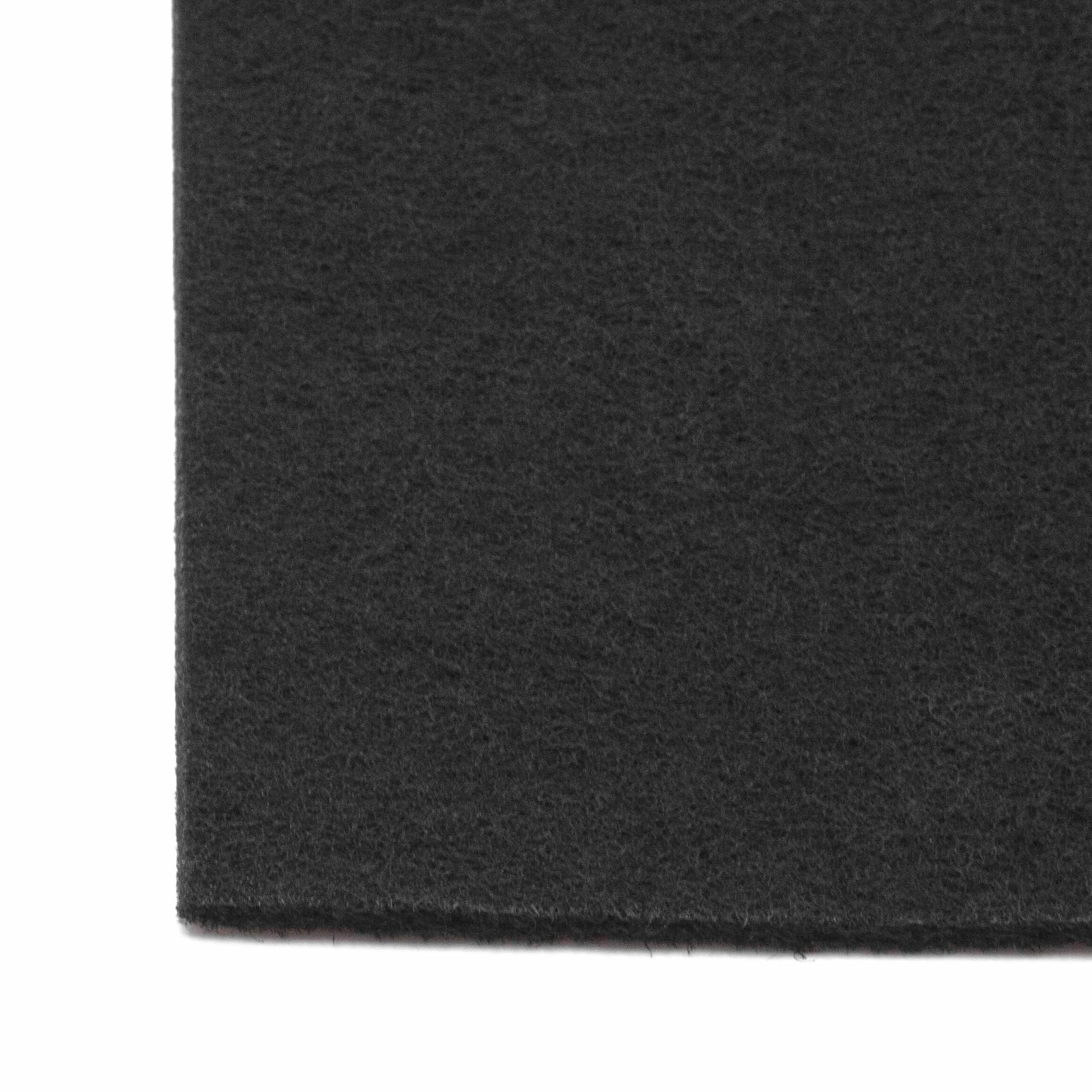 Nahaufnahme eines dunkelgrauen Filzmaterials. Die Textur ist rau, mit weißem Hintergrund links.
