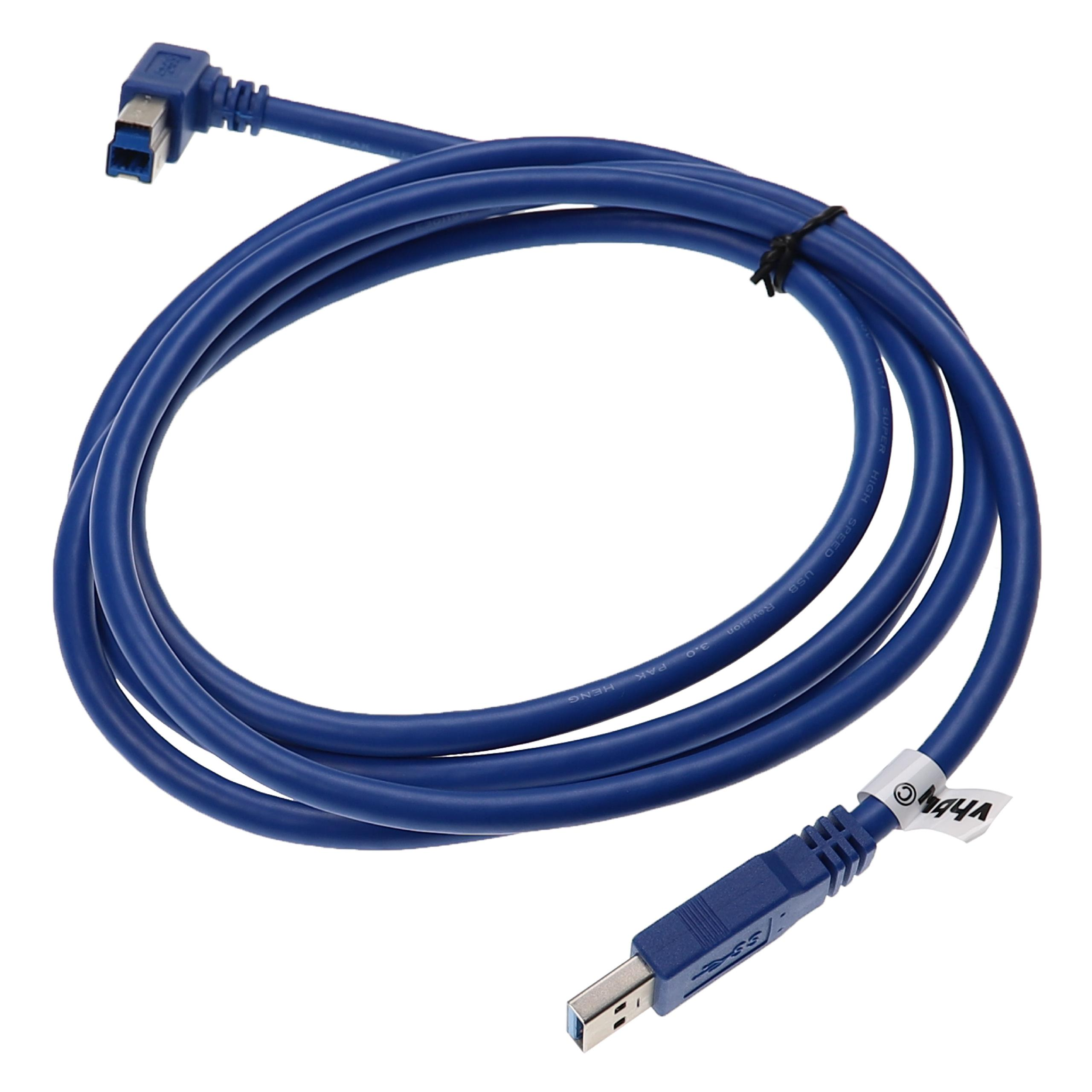Ein blaues USB-Kabel ist auf weißem Hintergrund aufgerollt. Das Kabel hat an beiden Enden Anschlüsse und ein Etikett.