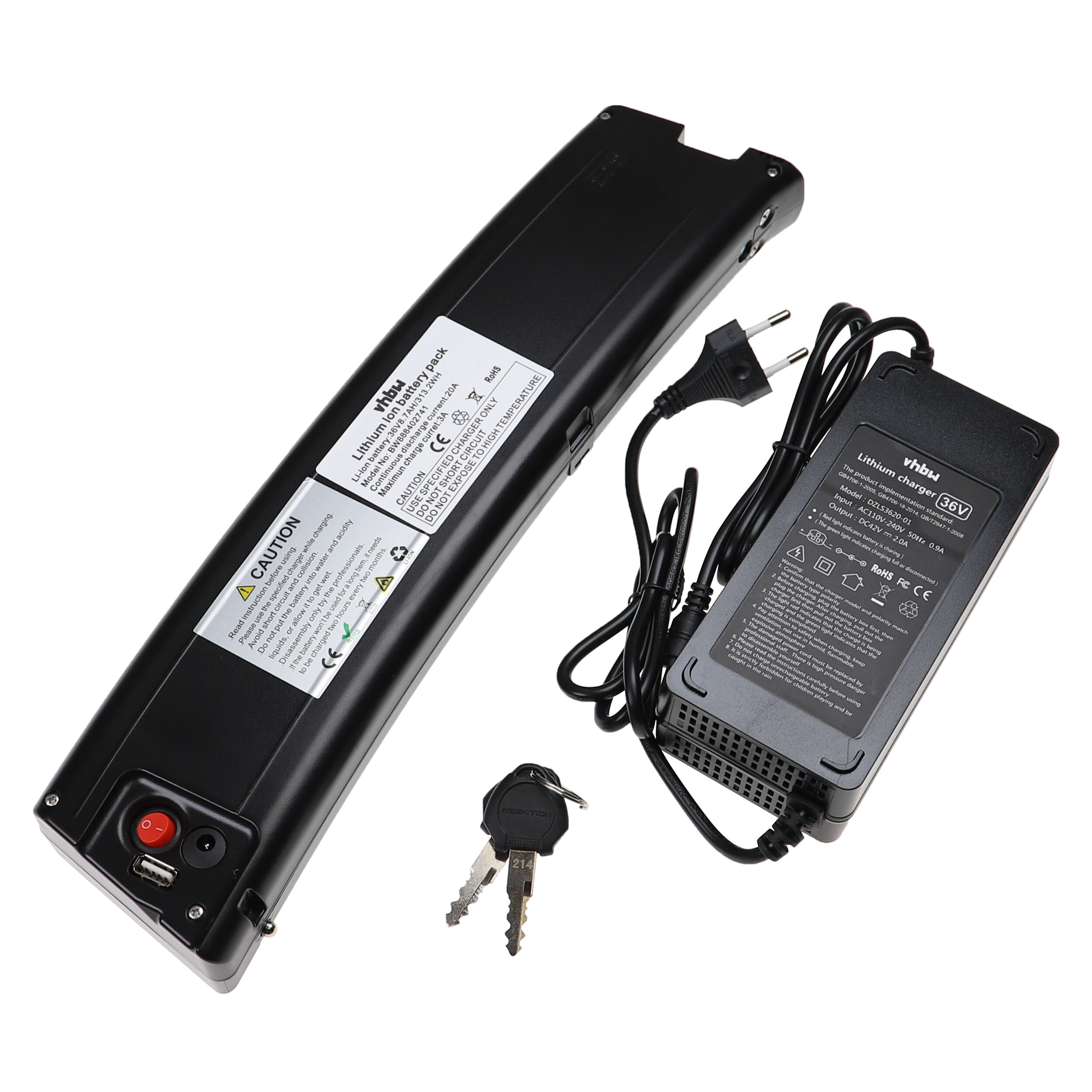 Schwarzes Lithium-Batteriepack, Ladegerät und Schlüssel auf weißem Hintergrund. Etiketten und Warnungen sind sichtbar.