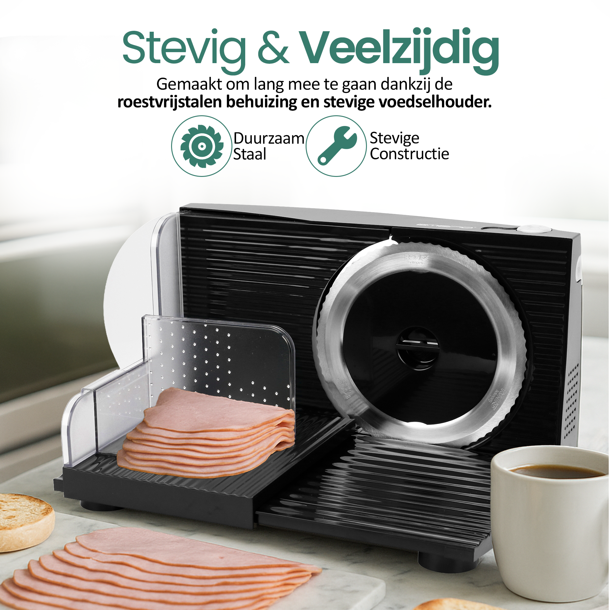 Czarna krajalnica do mięsa z dużym ostrzem, plastrami szynki i filiżanką kawy na stole. Tekst powyżej brzmi: Wytrzymały i wszechstronny.