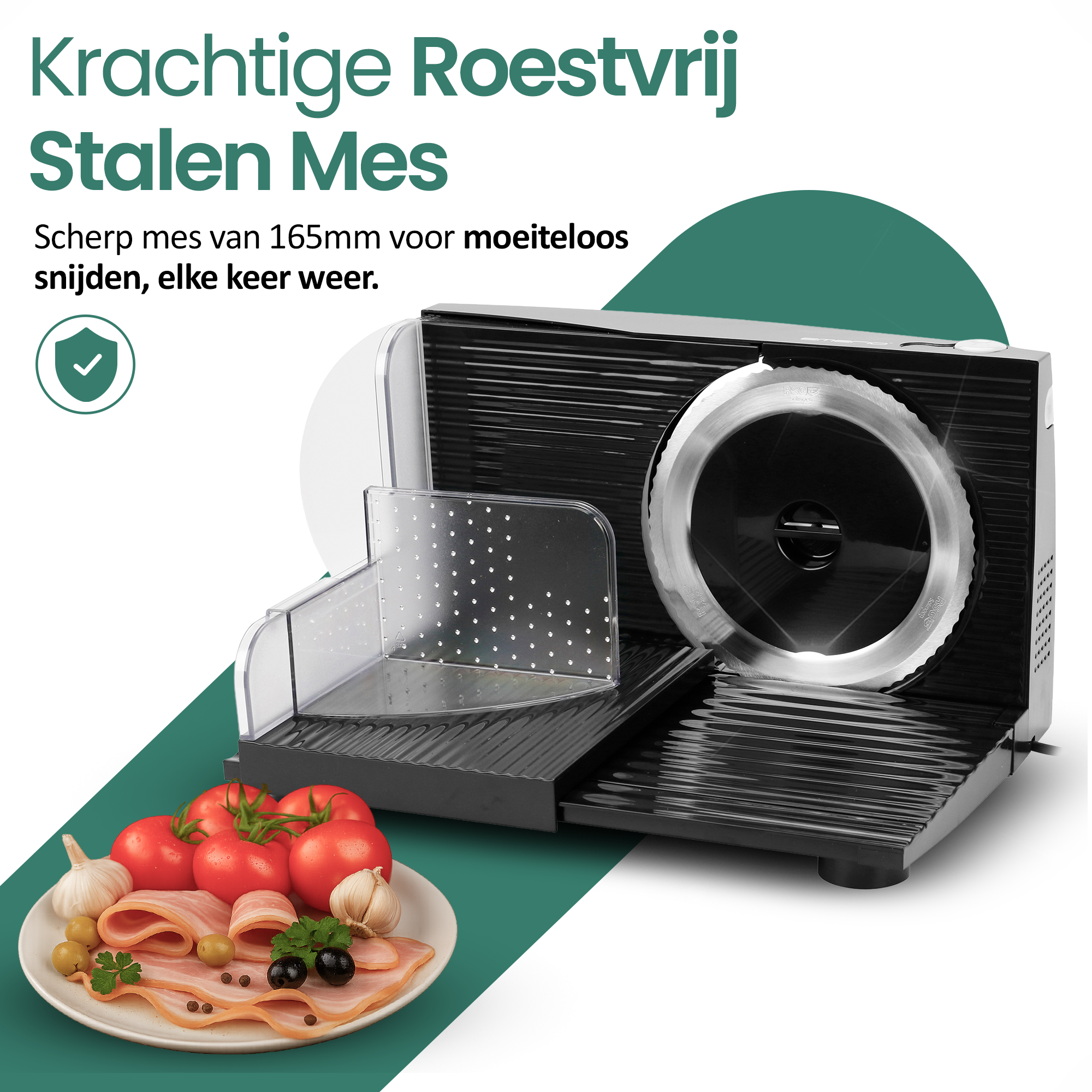 Elektryczna krajalnica do żywności z dużym ostrzem, pomidorami, szynką, oliwkami, czosnkiem na talerzu. Zielone i białe tło.