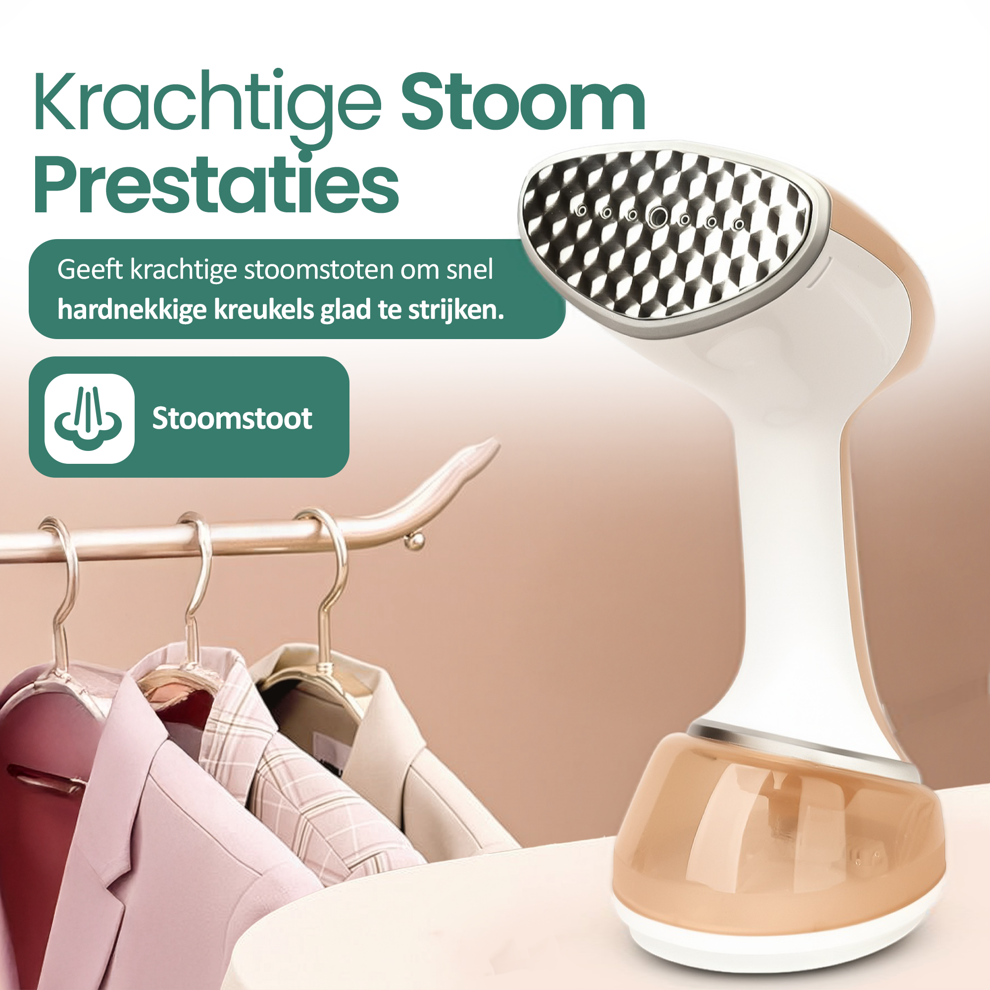 Een stoomstrijkijzer in beige en wit. Kleding hangt op een rek op de achtergrond.