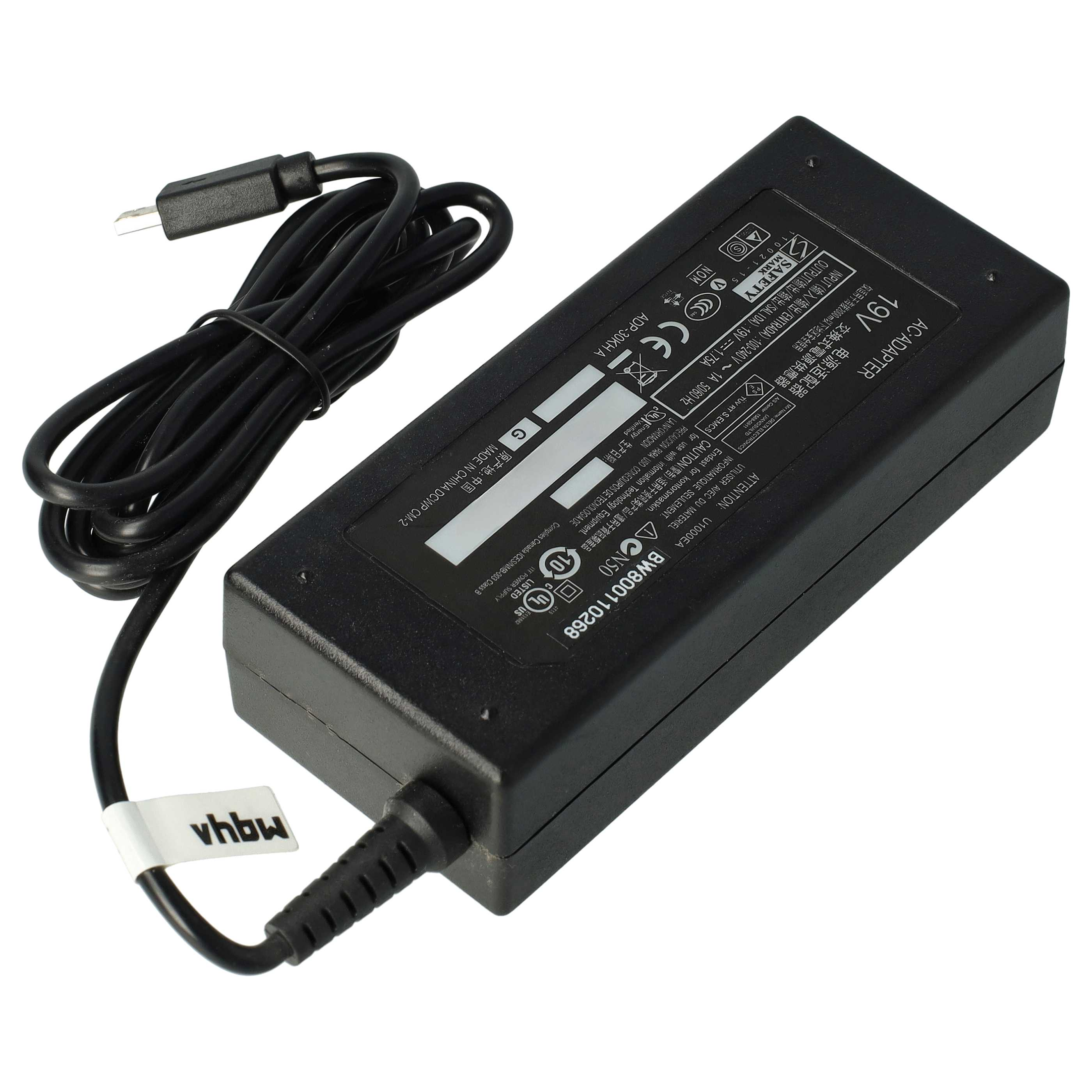 Schwarzer AC-Adapter mit schwarzem Kabel und USB-Anschluss. Der Adapter hat Etiketten und Markierungen.