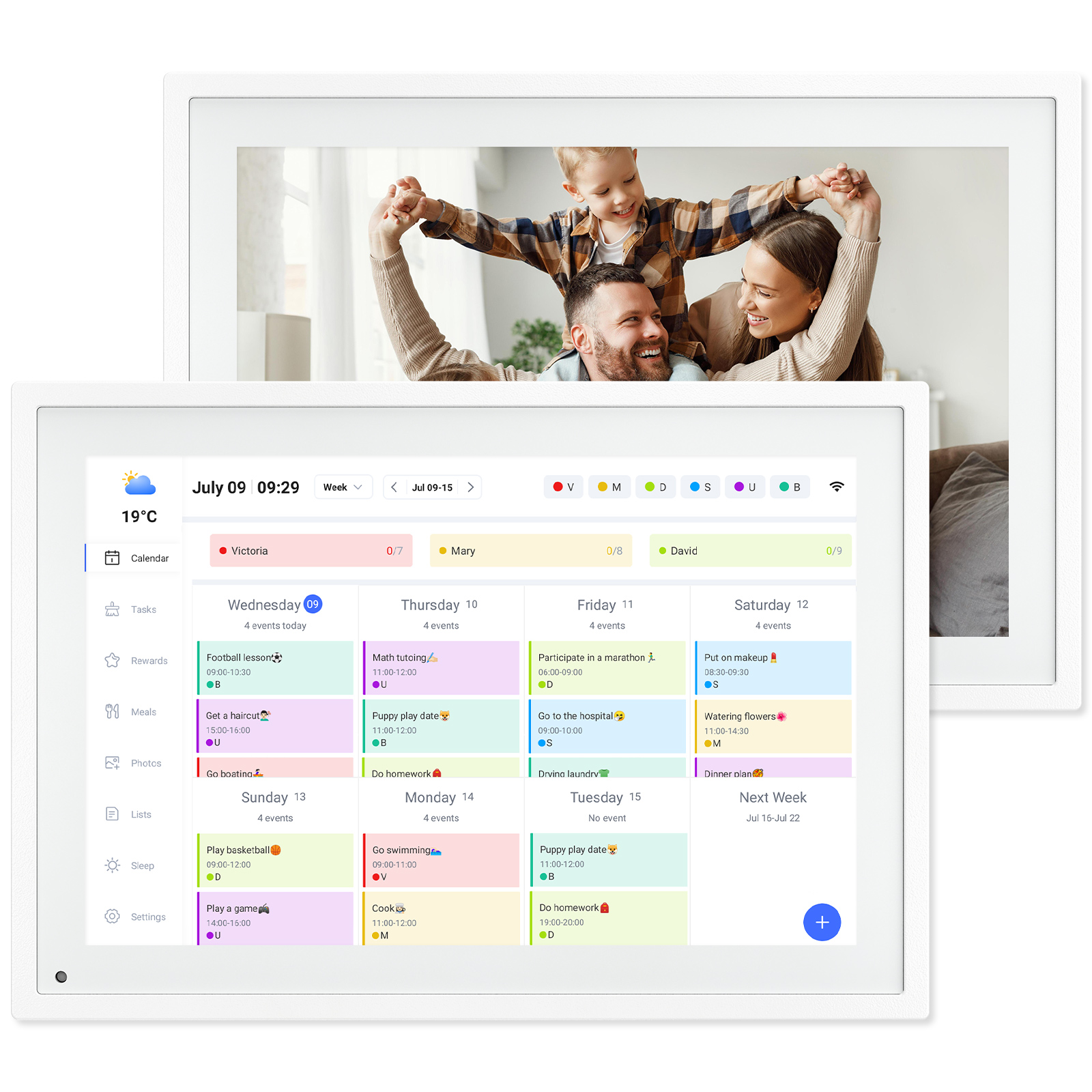 Una familia sonríe. Un niño está sobre los hombros de su padre. Un calendario digital muestra el horario semanal.