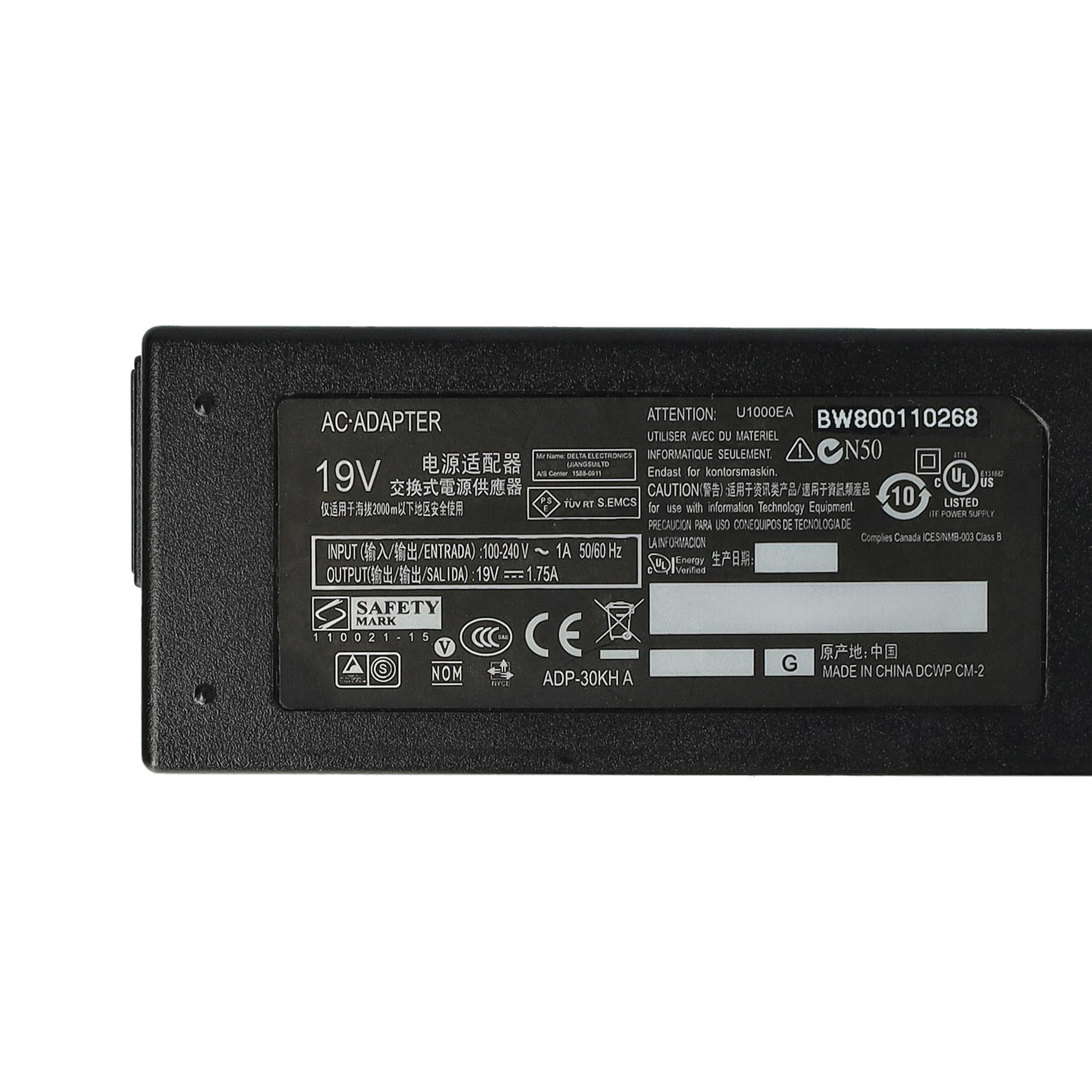 Schwarzer AC-Adapter mit Text in mehreren Sprachen. Er hat Text, Logos und eine Modellnummer. Der Hintergrund ist weiß.