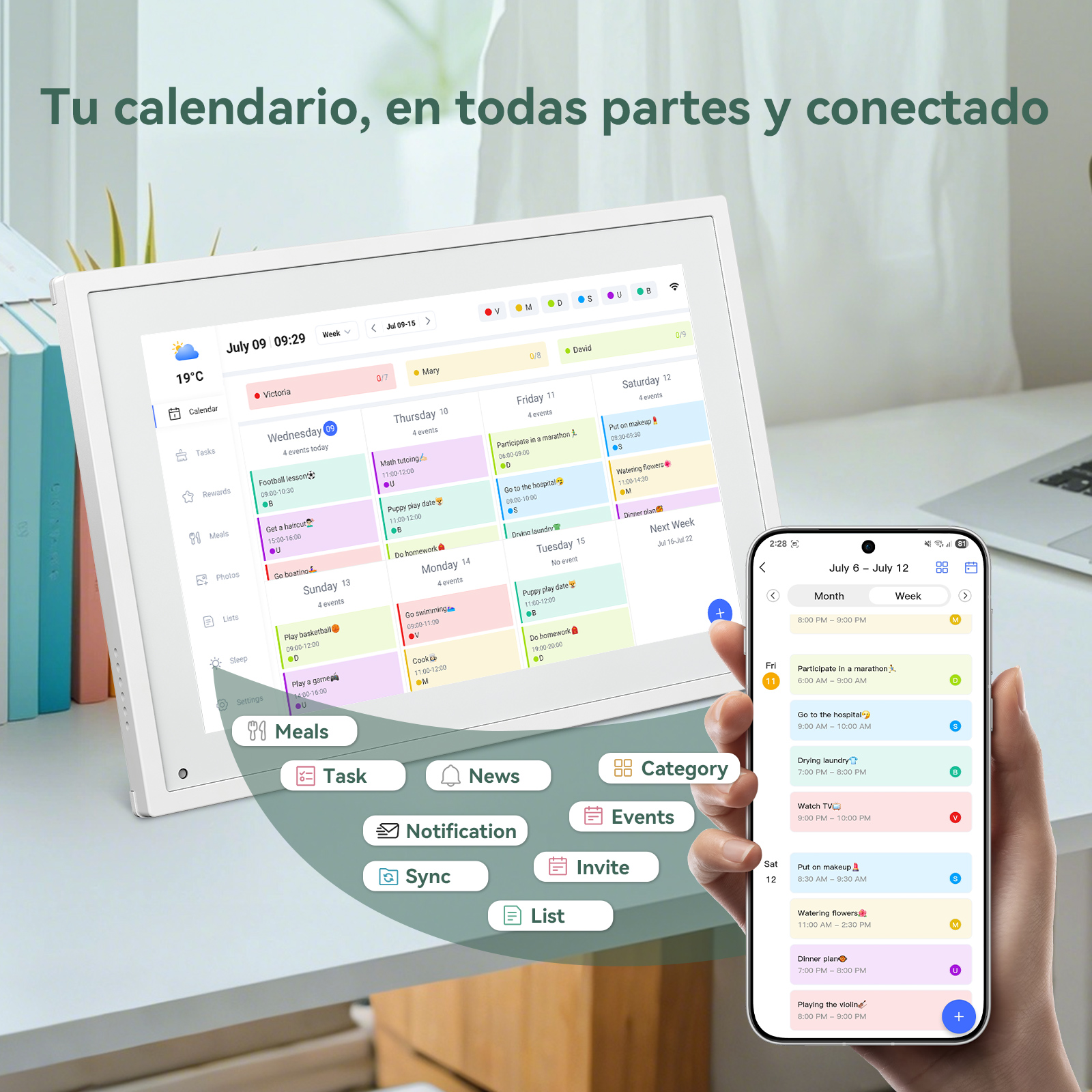 Una mano sostiene un teléfono con un calendario. Una tableta muestra la vista semanal y opciones del calendario.