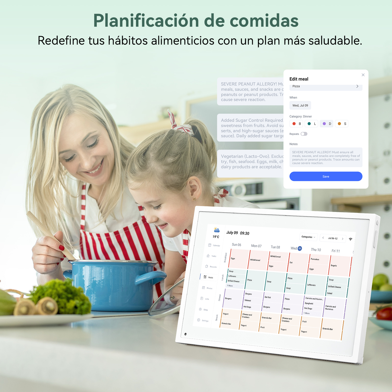 Una mujer y un niño cocinan. Una pantalla digital muestra la planificación de comidas. El texto incluye restricciones dietéticas y detalles.