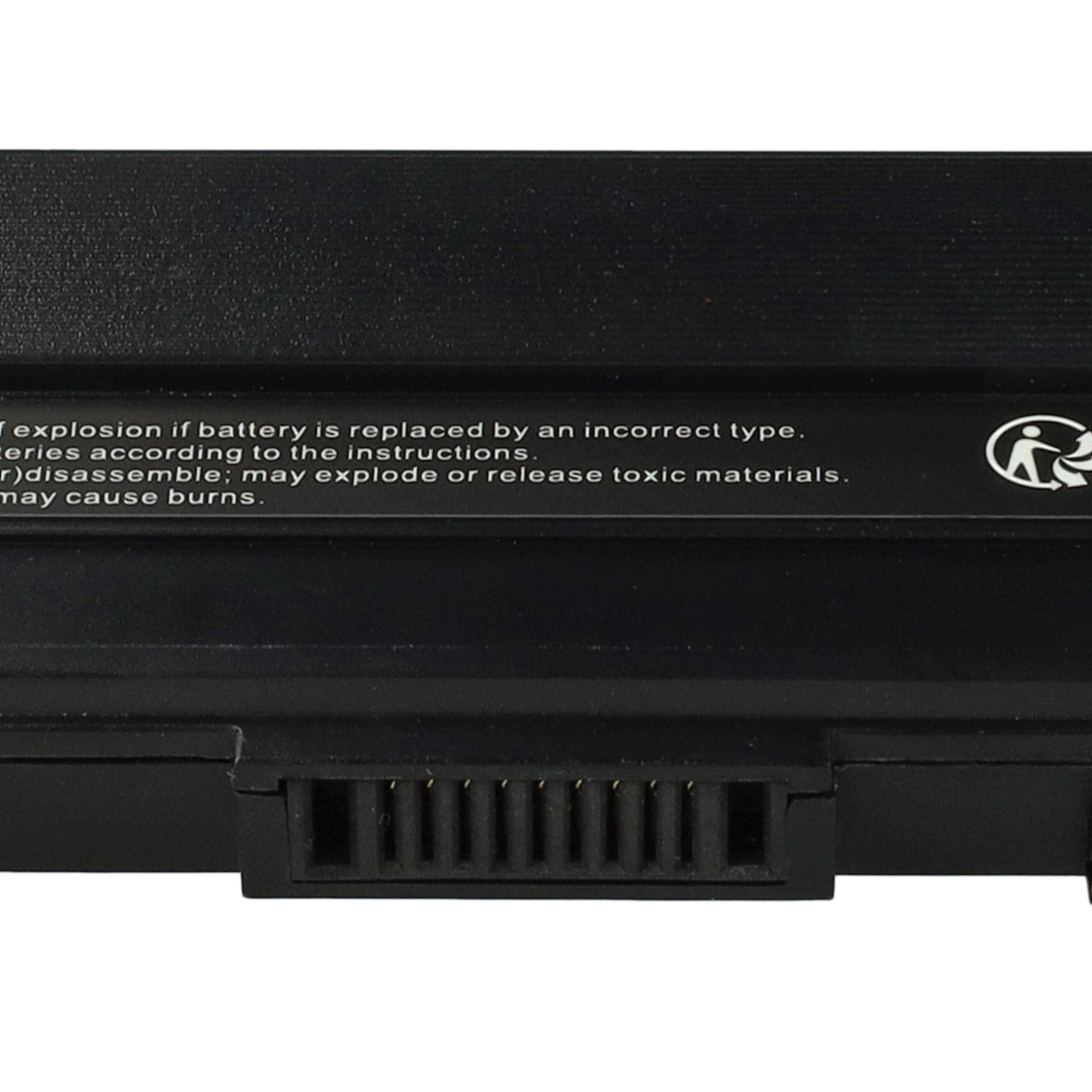 Nahaufnahme eines schwarzen Laptop-Akkus mit Warntext und einem Recycling-Symbol. Der Akku hat einen Anschluss unten.