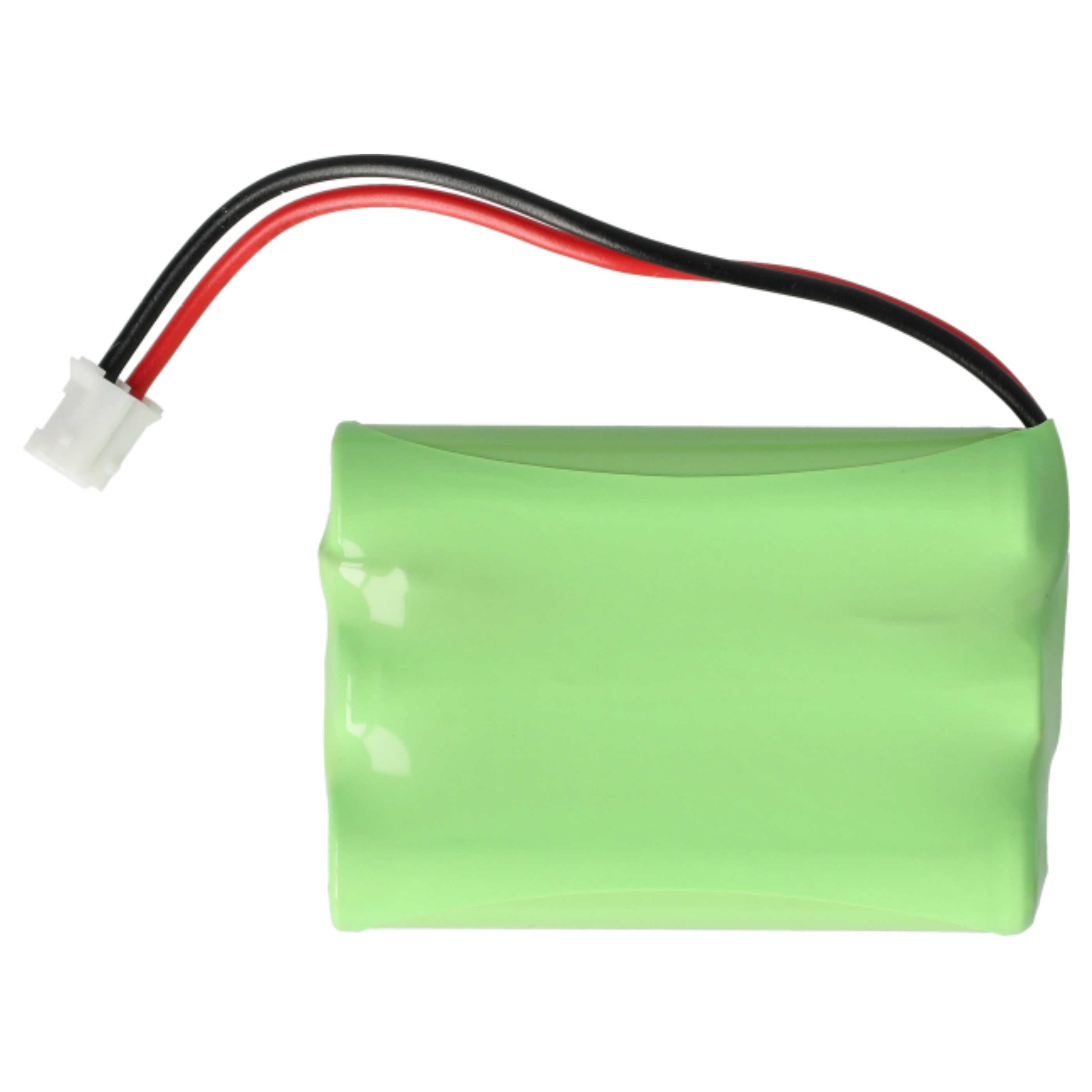 Ein grünes Batteriemodul mit schwarzen und roten Drähten und einem weißen Stecker, freigestellt.