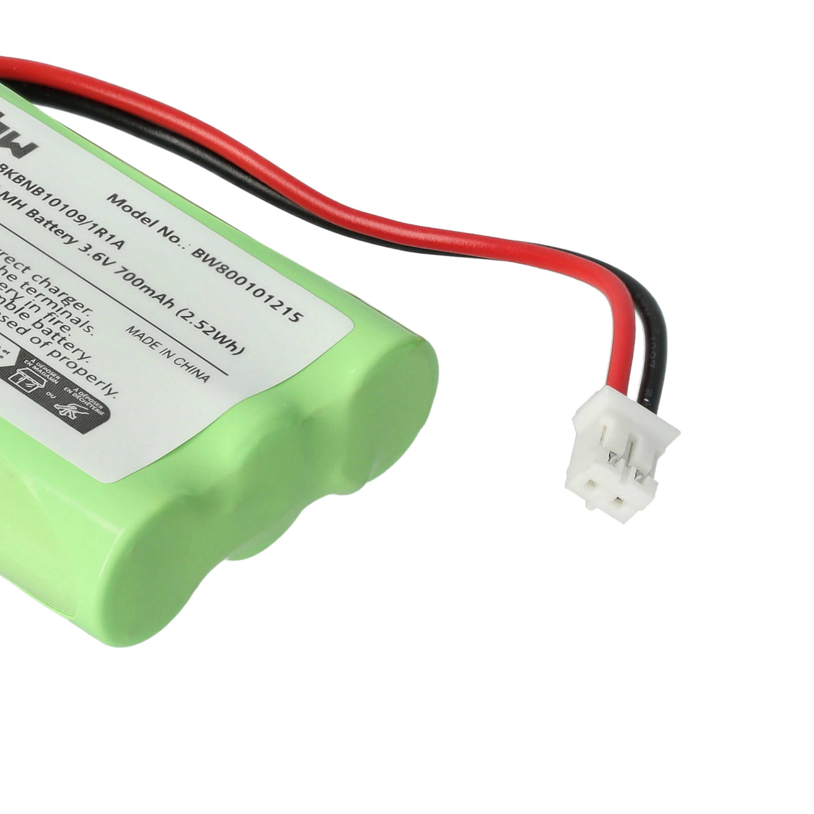 Grüne Batterie mit schwarzen und roten Drähten, weißem Stecker und einem Etikett mit Text. Der Hintergrund ist weiß.