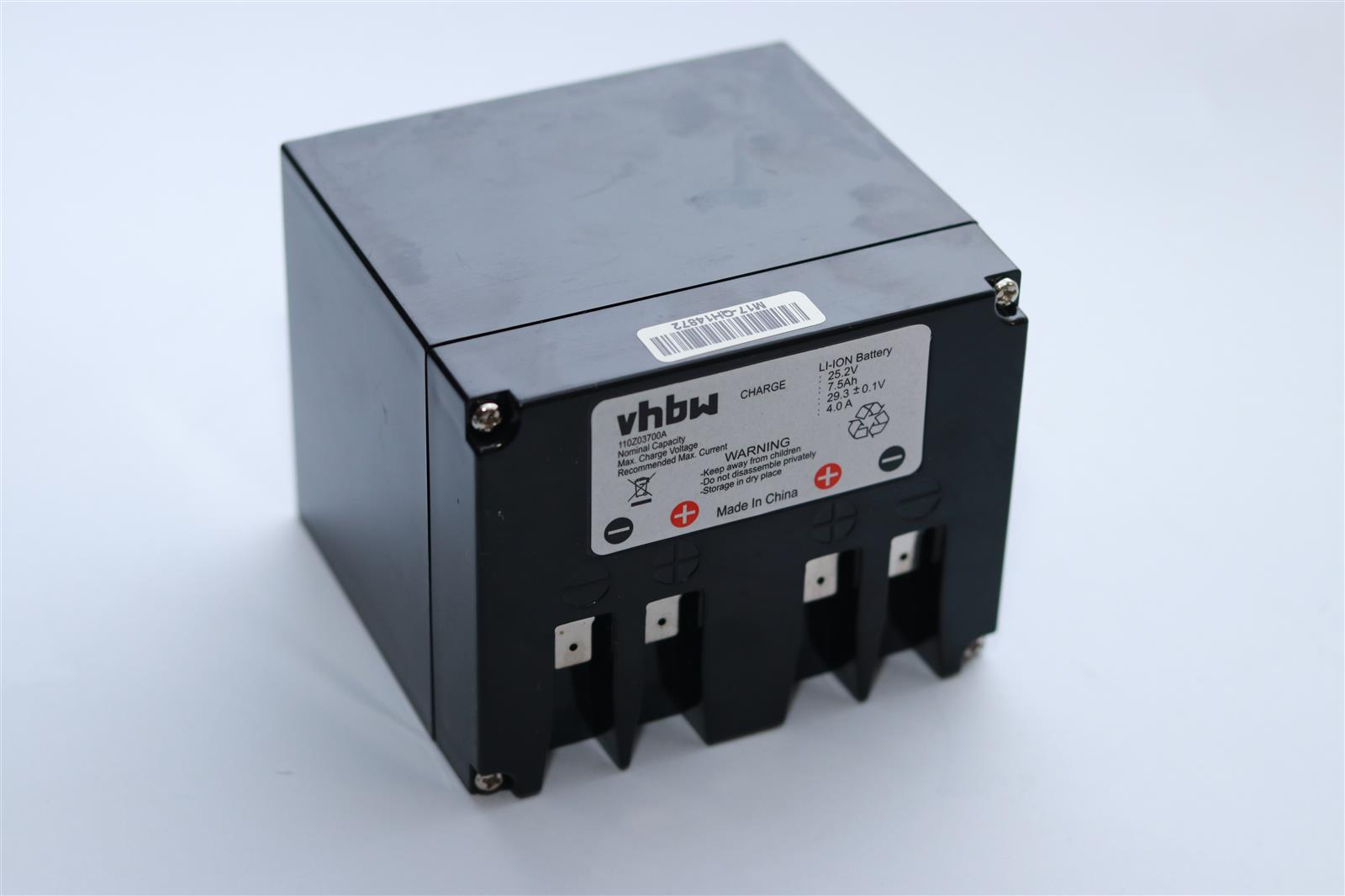 Ein schwarzer Li-ION-Akku mit einem Etikett mit technischen Daten. Die Batterie hat Anschlüsse und den Text "Made in China".