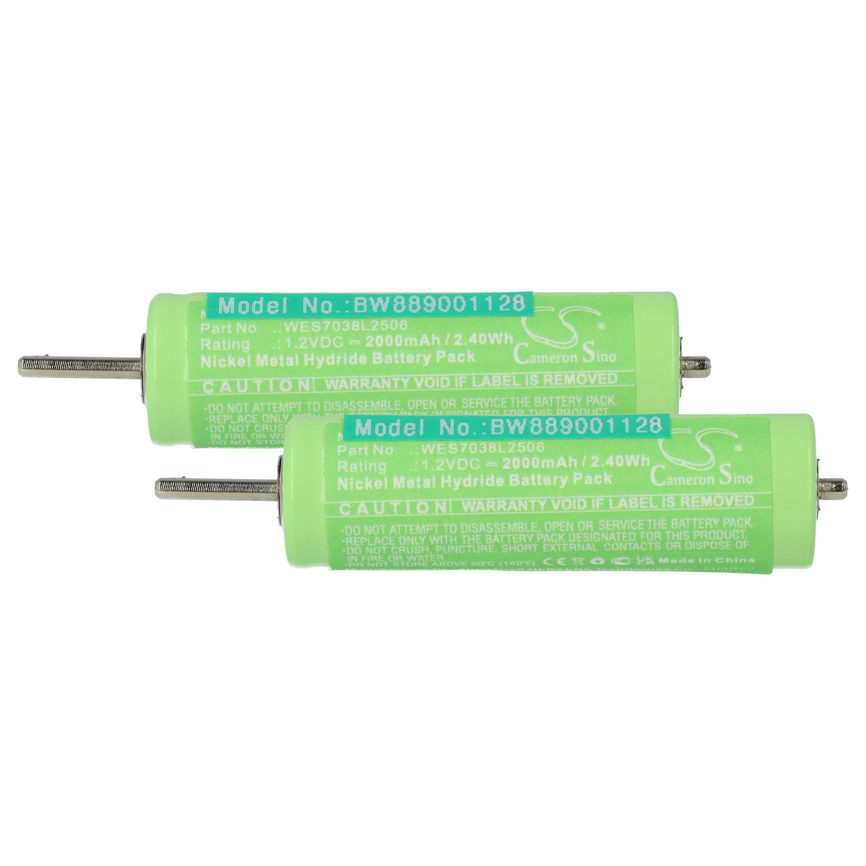 Zwei grüne zylindrische Batterien mit Etiketten. Jede hat einen Metallkontakt an beiden Enden. Text auf den Etiketten ist sichtbar.
