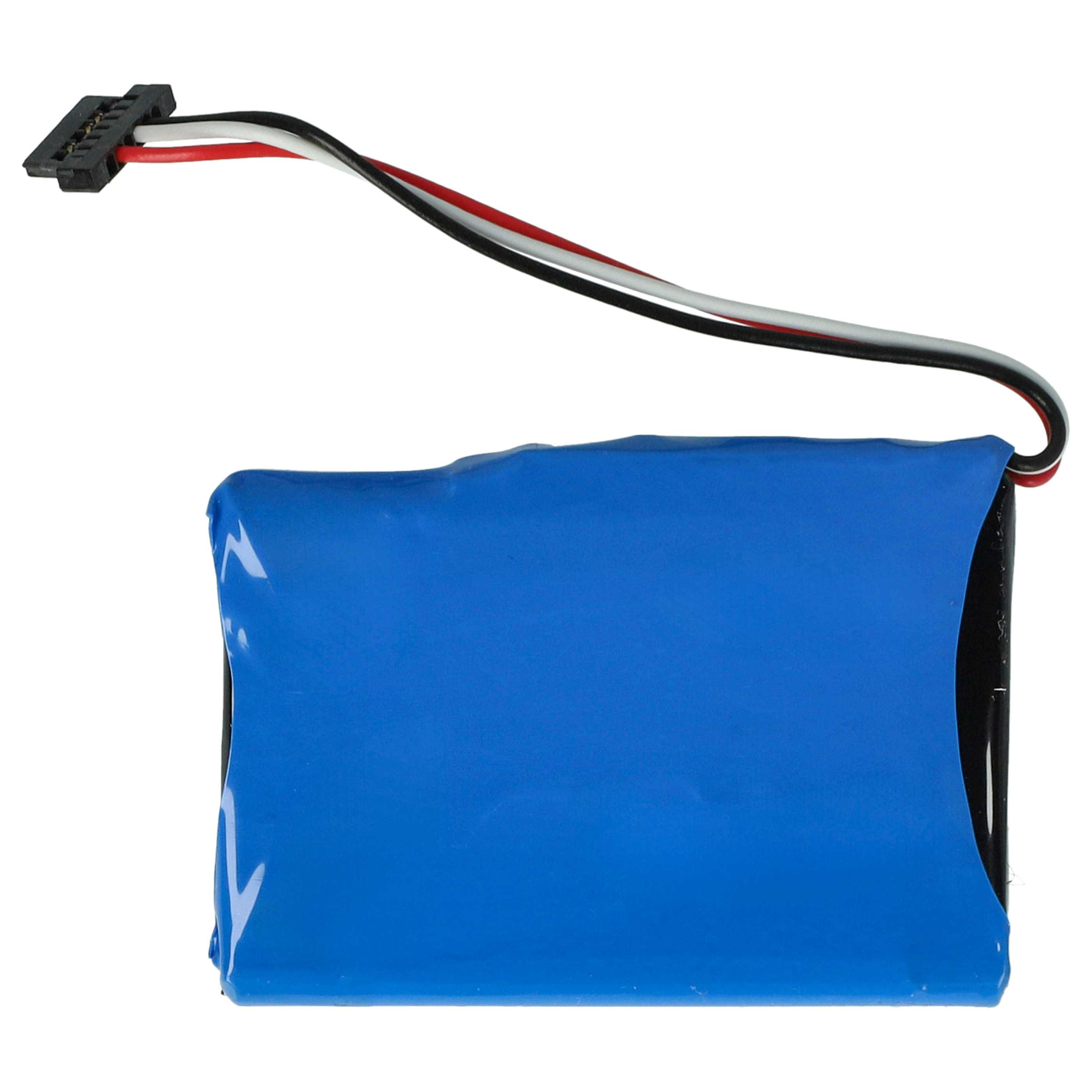 Ein blaues Akkupack mit einem schwarzen Stecker und Drähten in Schwarz, Rot und Weiß. Weißer Hintergrund.