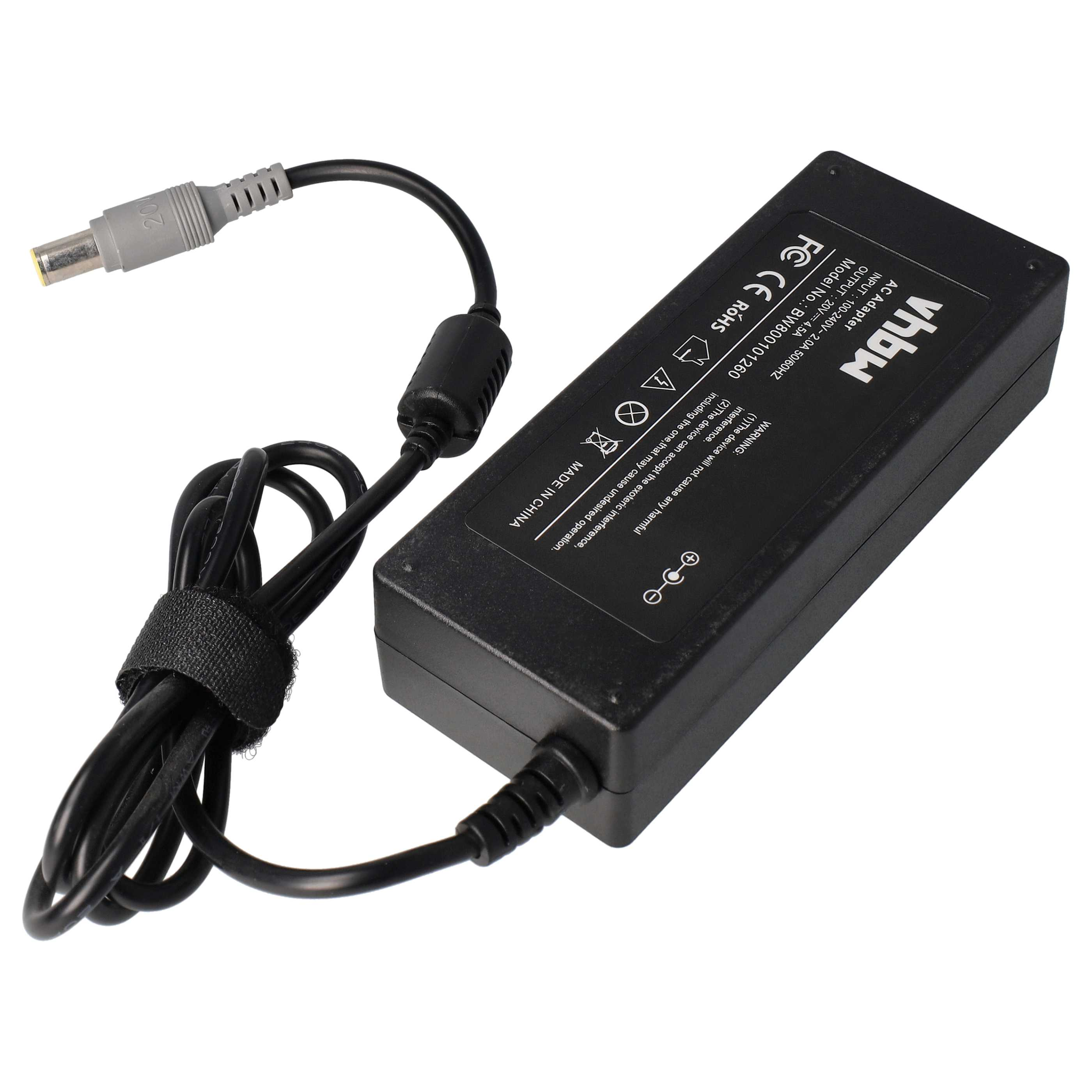 Schwarzes Laptop-Ladegerät mit Kabel, grauem Stecker und weißem Hintergrund. Das Ladegerät hat ein Etikett mit Text.
