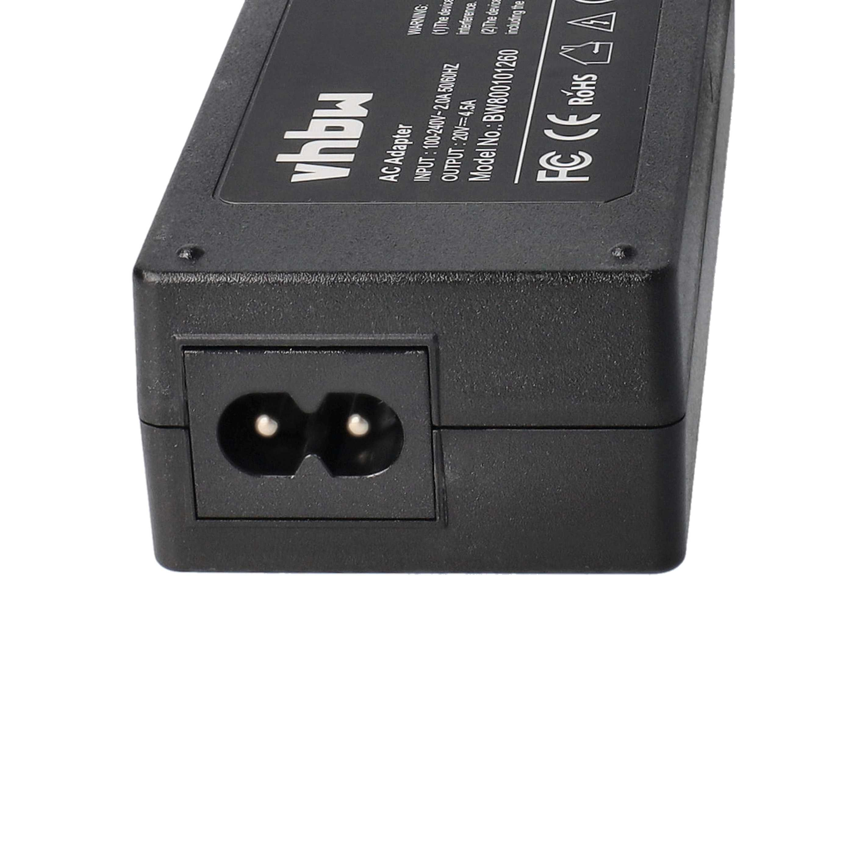 Ein schwarzes AC-Adapter mit Steckdose. Details umfassen Text und Logos auf der Oberfläche. Weißer Hintergrund.