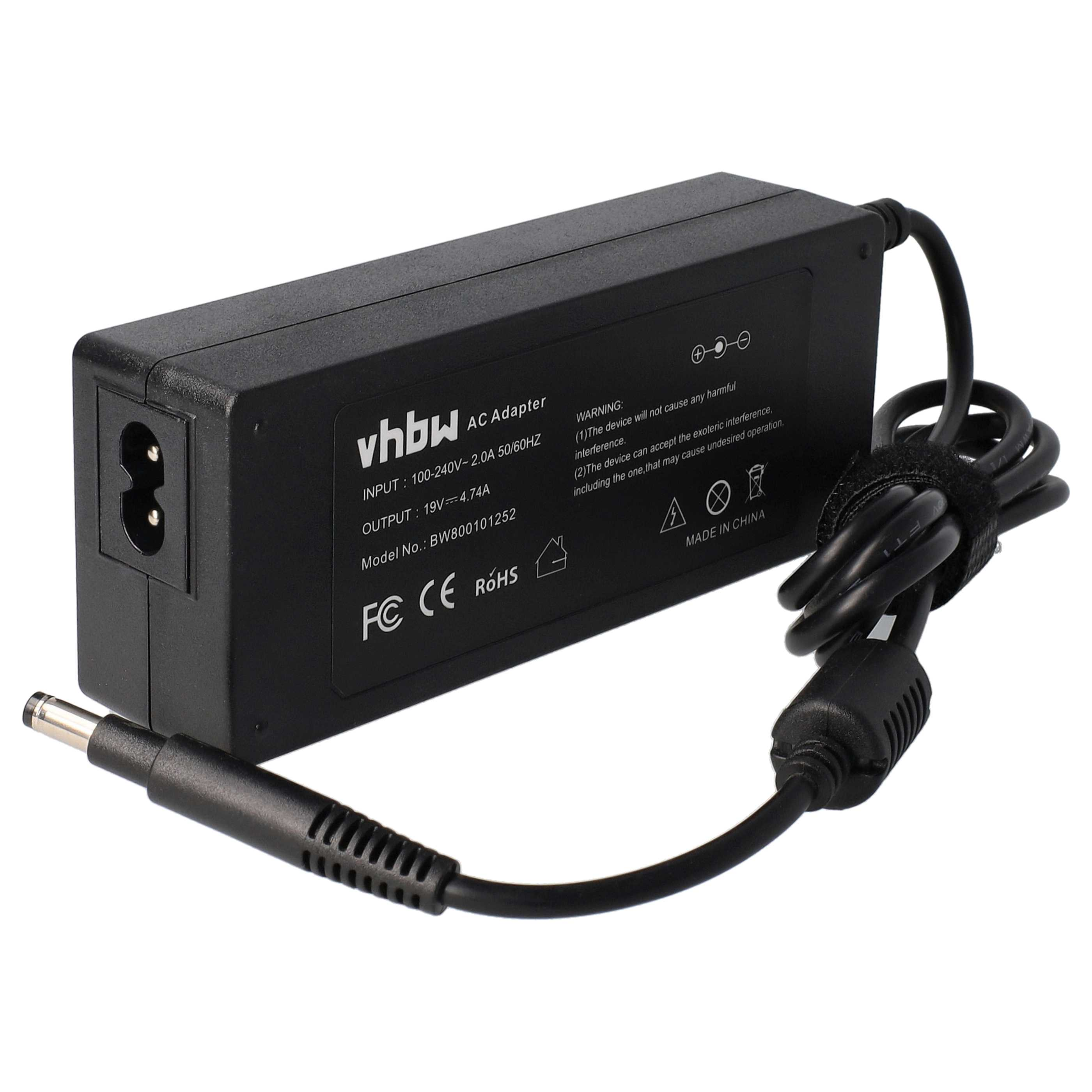 Schwarzes Netzteil mit Netzkabel. Text auf dem Adapter enthält Eingangs-, Ausgangs- und Modellnummer.