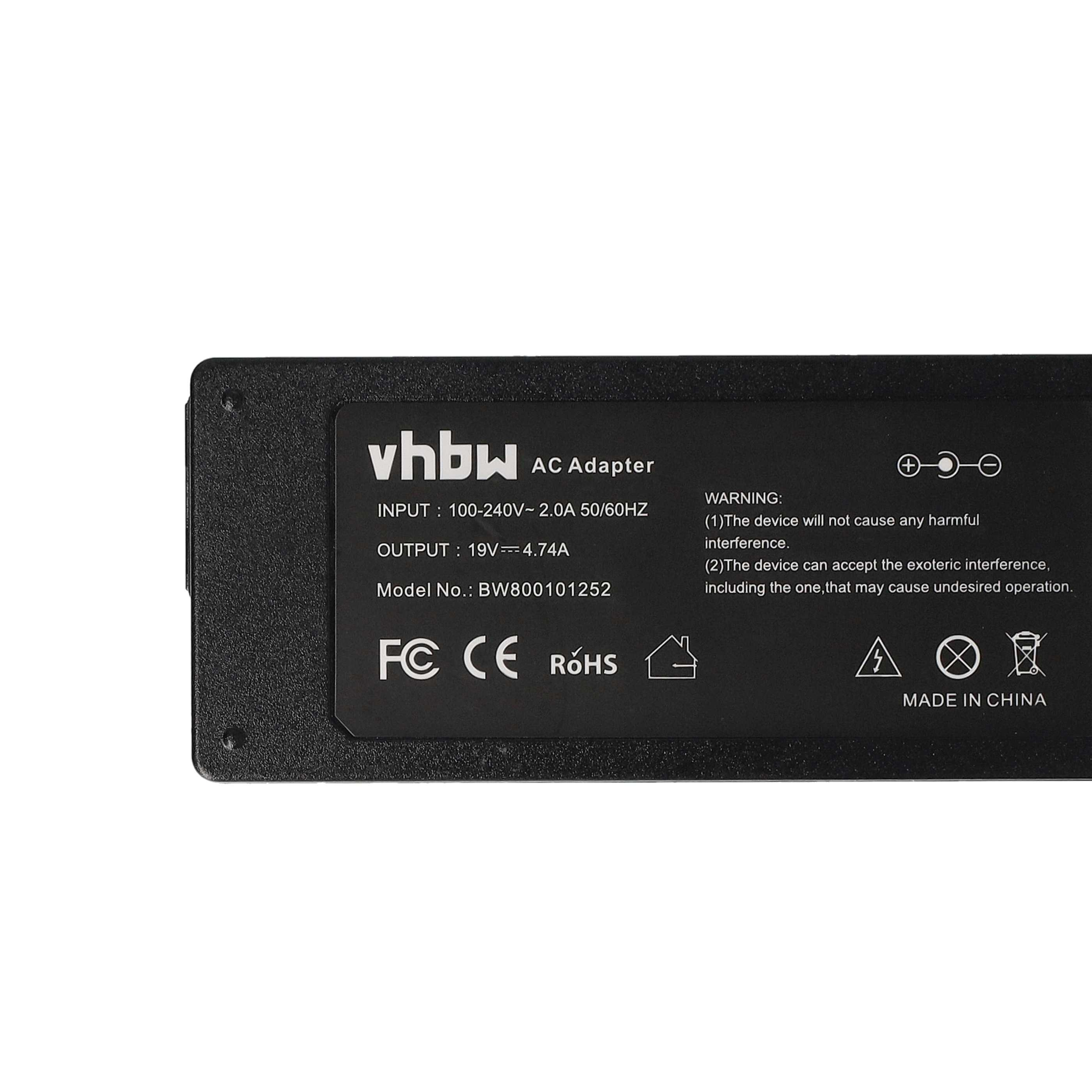 Schwarzer AC-Adapter mit weißem Text. Text enthält Marke, Eingangs-/Ausgangsspannungen, Modellnummer und Sicherheitshinweise. Hergestellt in China.