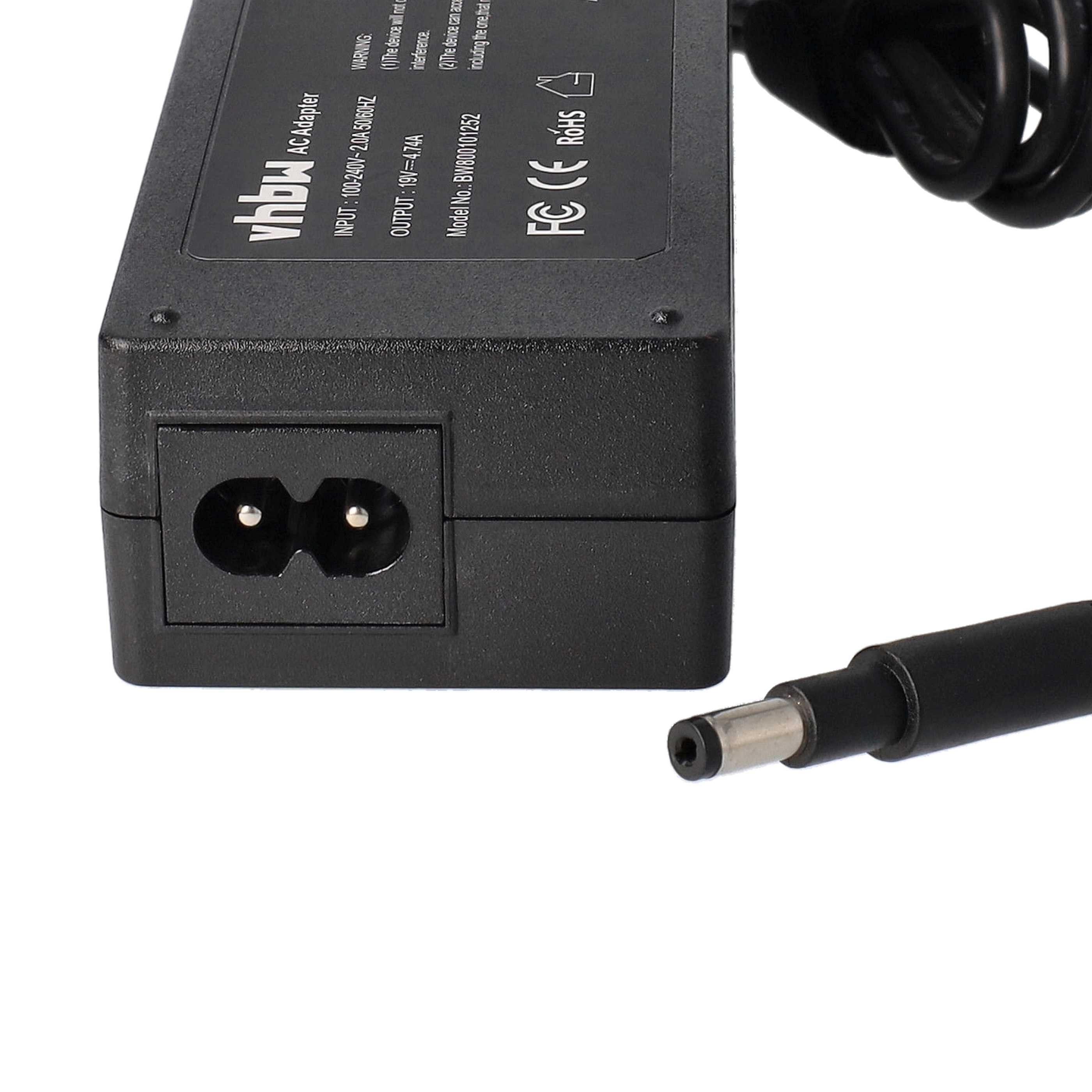 Schwarzer AC-Adapter mit Stromanschluss, Etikett mit Text und Kabel.