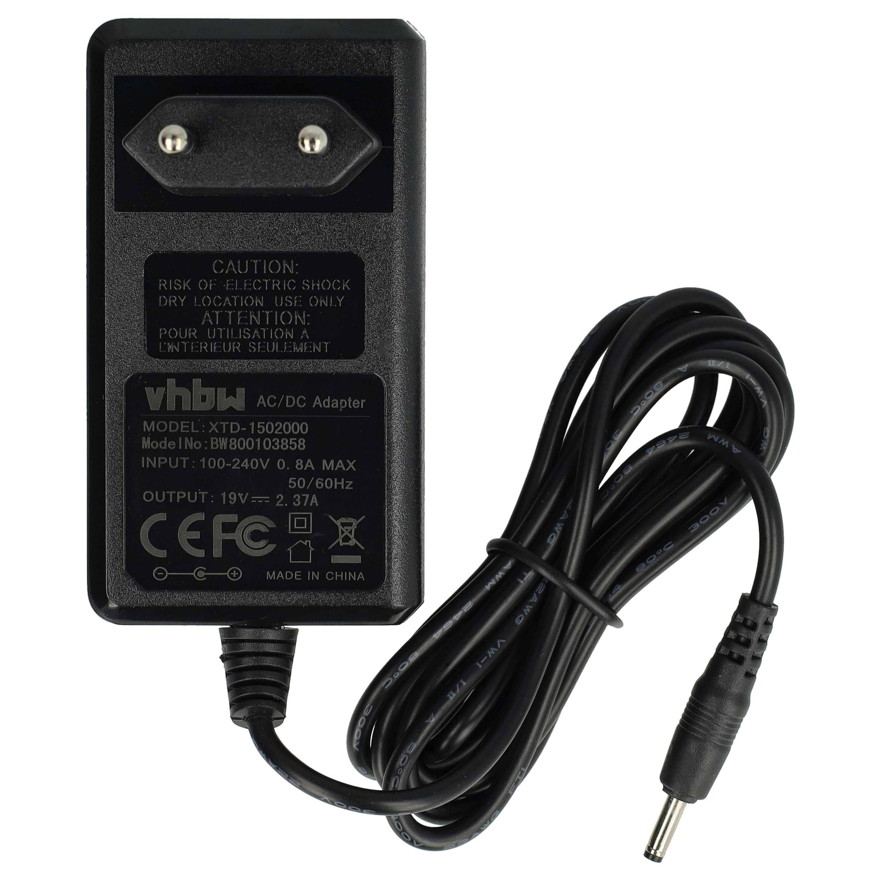 Schwarzes AC/DC-Netzteil mit Kabel und Stecker. Es hat ein Etikett mit Spezifikationen und Warnhinweisen.