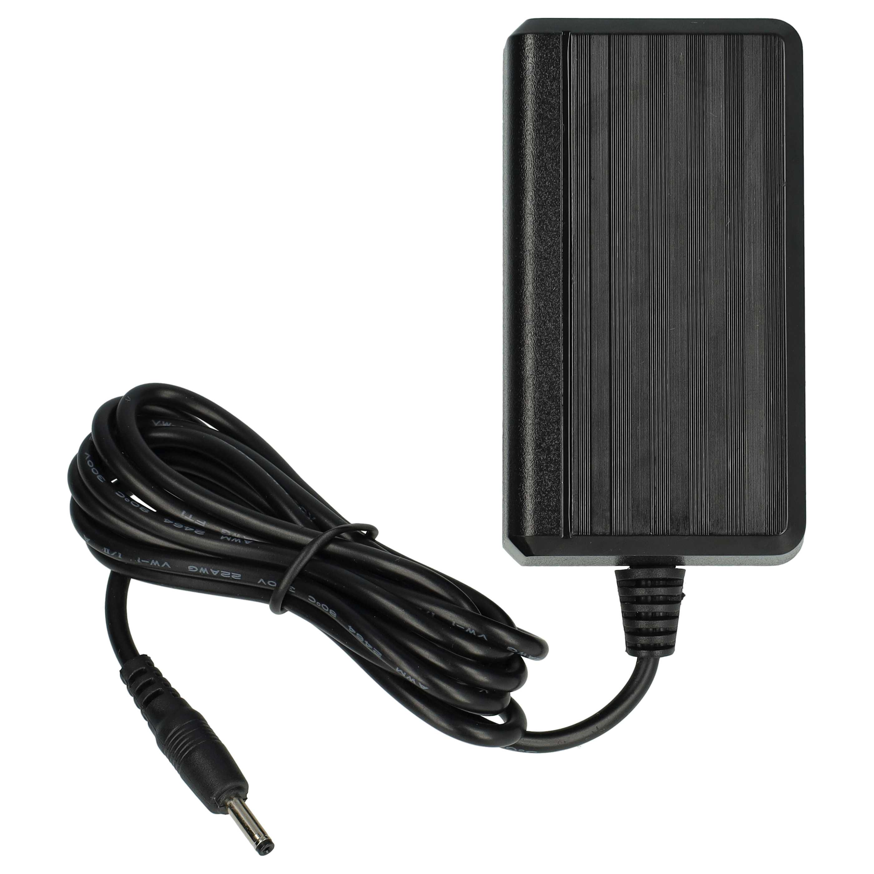 Ein schwarzes Netzteil mit schwarzem Kabel und Stecker vor weißem Hintergrund.