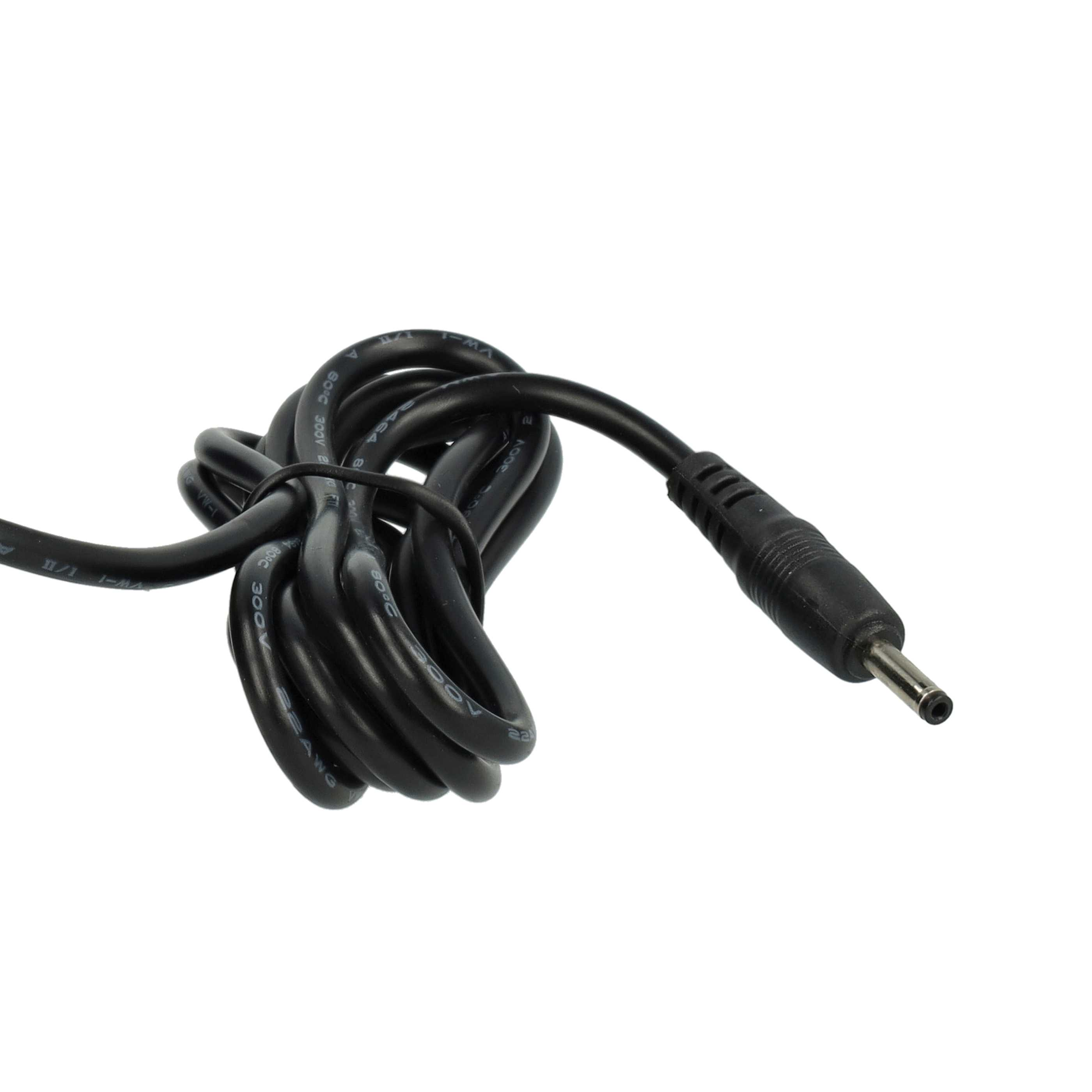 Ein schwarzes Netzkabel mit einem Gleichstromanschluss liegt aufgerollt. Das Kabel hat Textmarkierungen, der Hintergrund ist weiß.