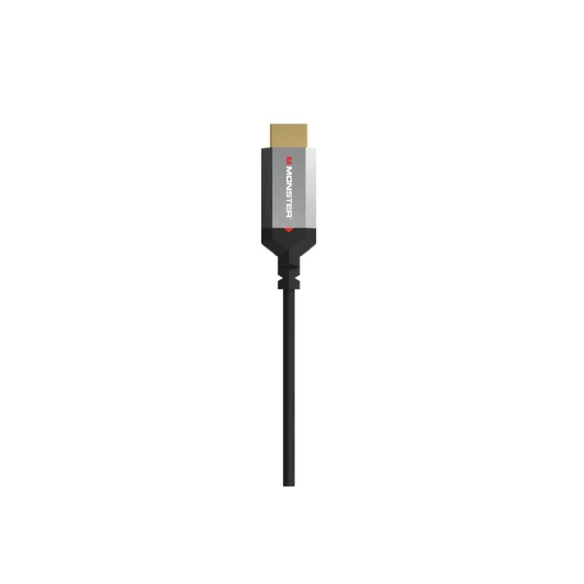 Un cavo HDMI su sfondo bianco. Ha un connettore dorato, una sezione grigia e nera con la scritta "MONSTER" e un cavo nero.