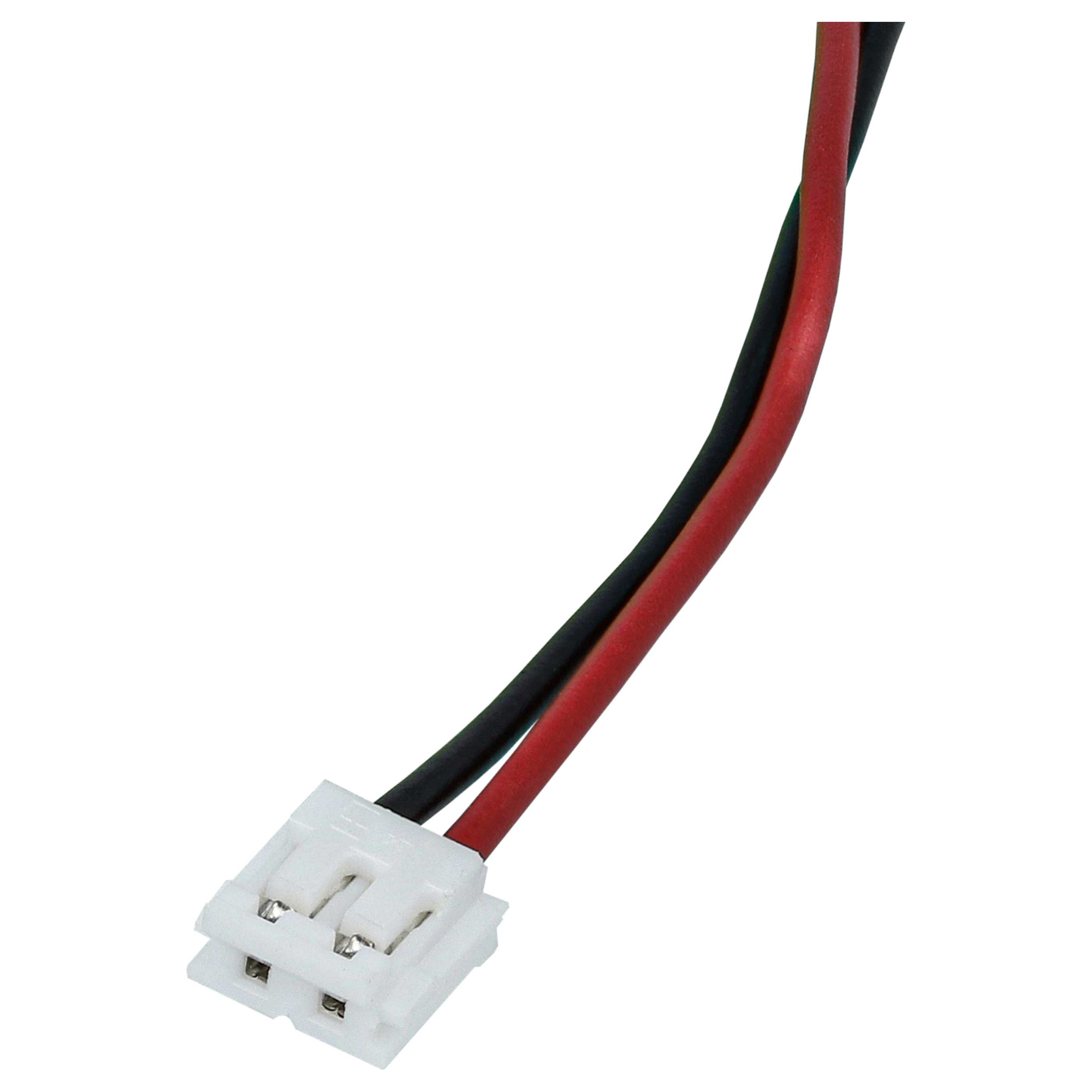 Ein weißer Stecker mit drei Pins ist mit roten und schwarzen Drähten vor weißem Hintergrund verbunden.