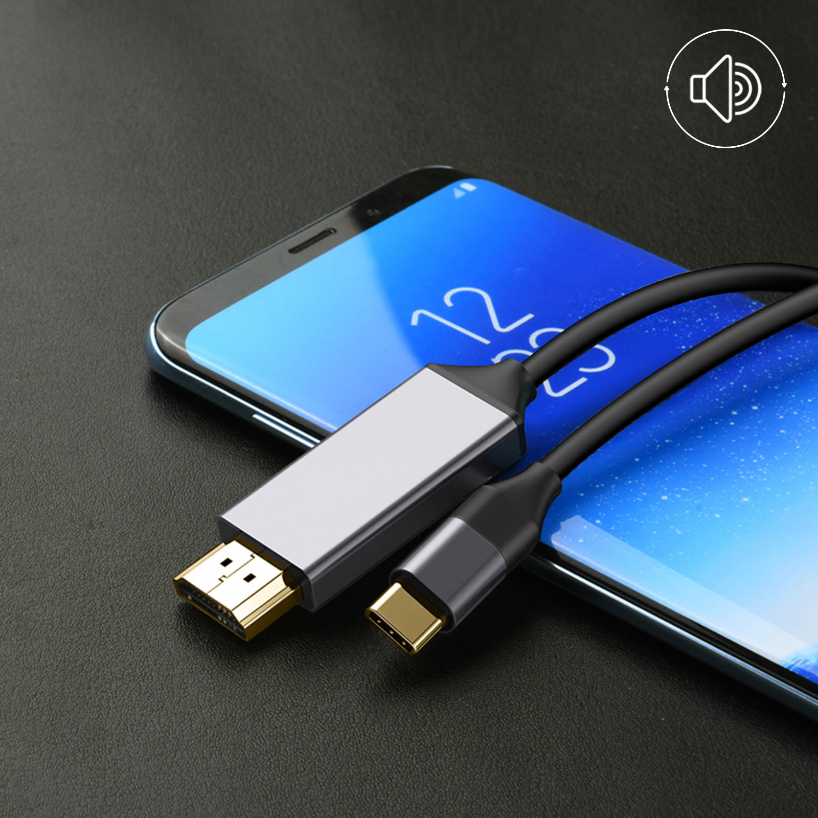 Cavo nero con connettori HDMI e USB-C, collegato a uno smartphone su superficie nera. Icona altoparlante.