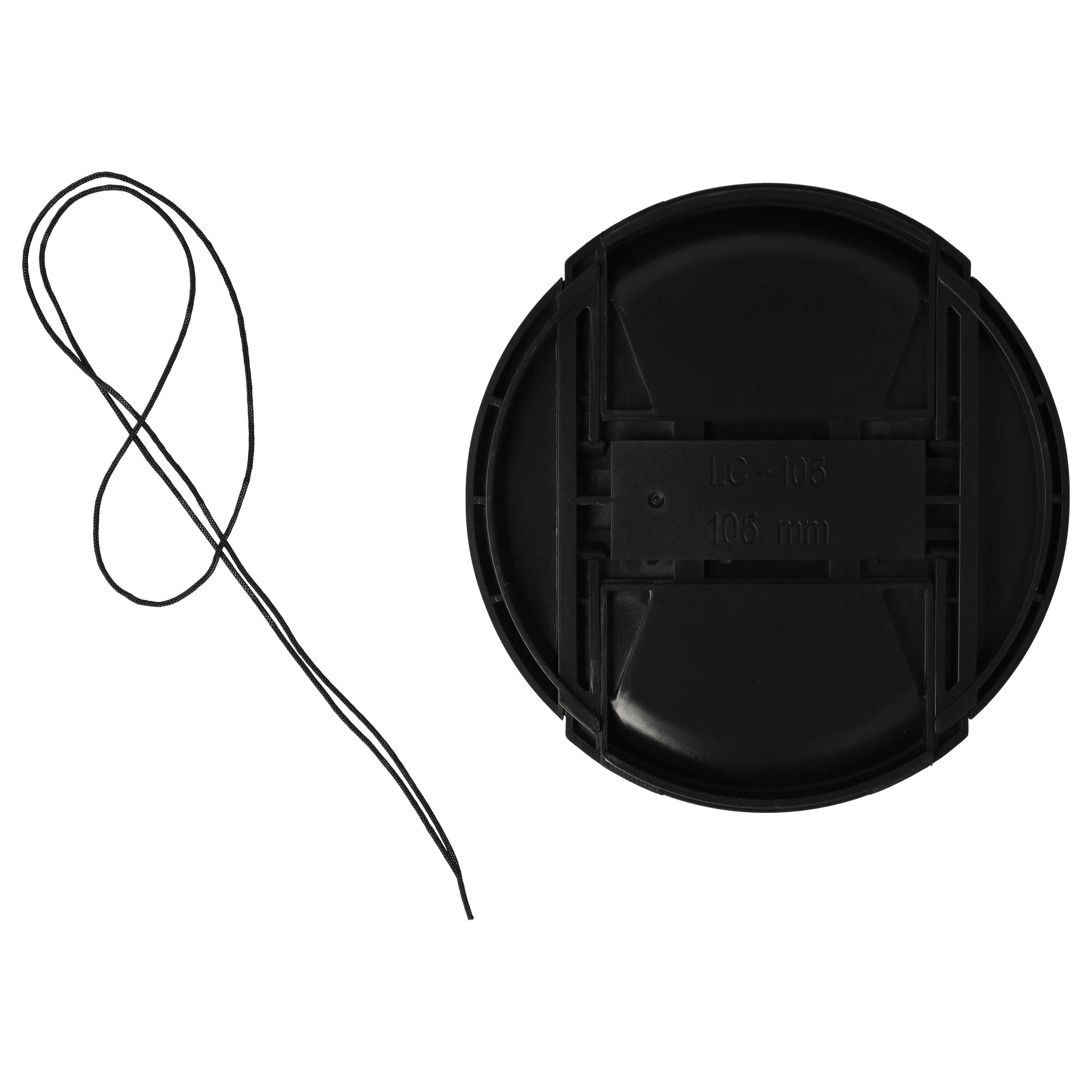 Eine schwarze Objektivkappe mit Markierungen und einem schwarzen Faden auf weißem Hintergrund.