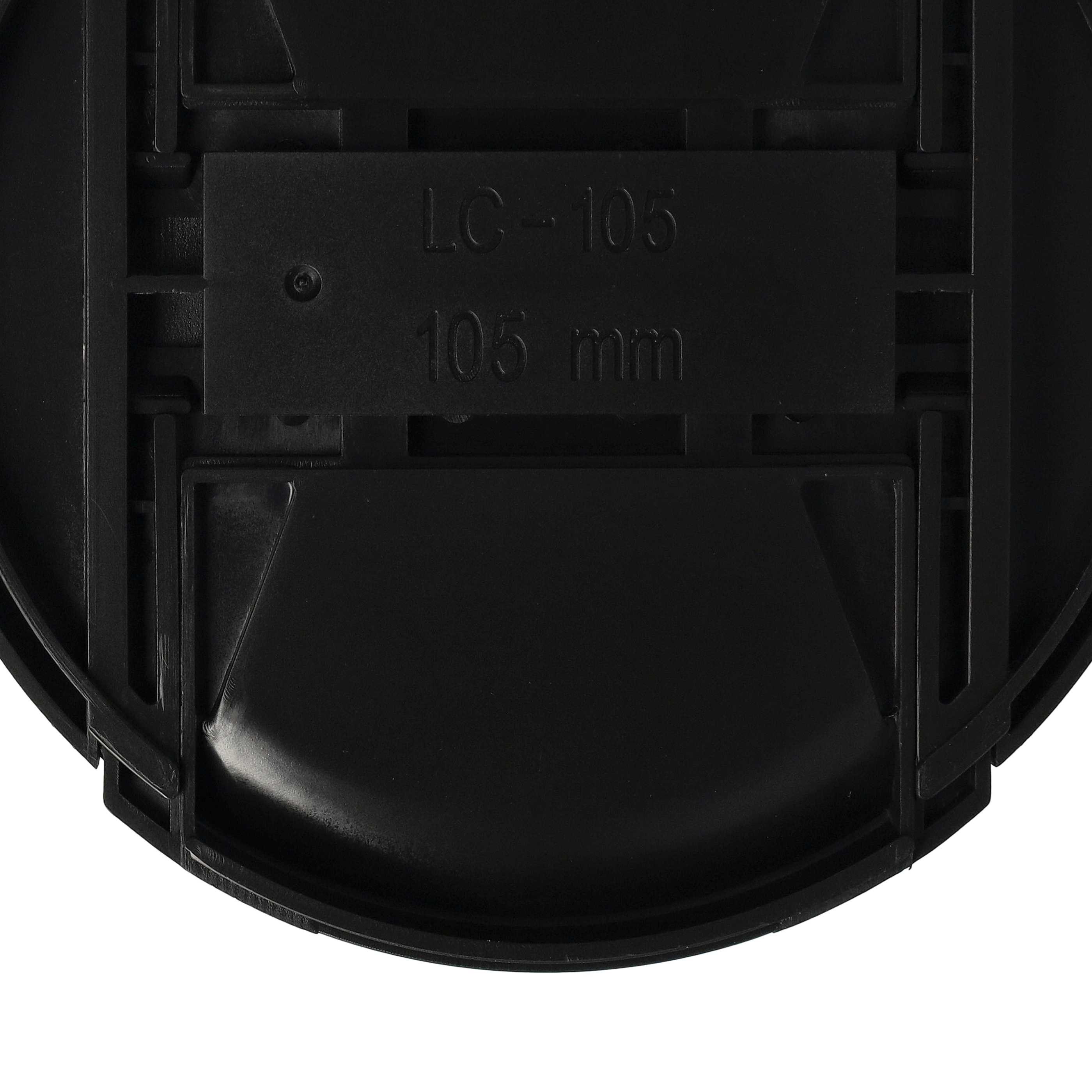 Eine schwarze Objektivkappe mit dem weißen Text 'LC-105 105 mm'. Die Kappe hat verschiedene geometrische Formen.