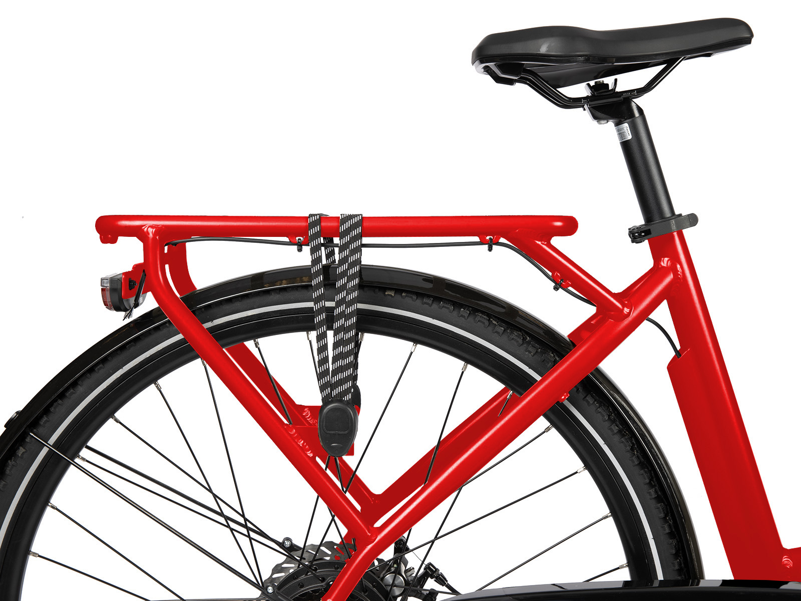 Rood fietsframe met zwarte banden en zadel. Een bagagerek is vastgezet met een zwart-witte band. Witte achtergrond.