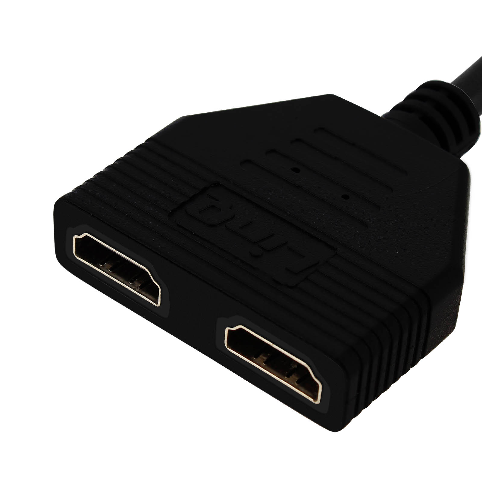 Splitter HDMI nero con due porte, è collegato un cavo nero. Lo splitter ha una superficie scanalata.