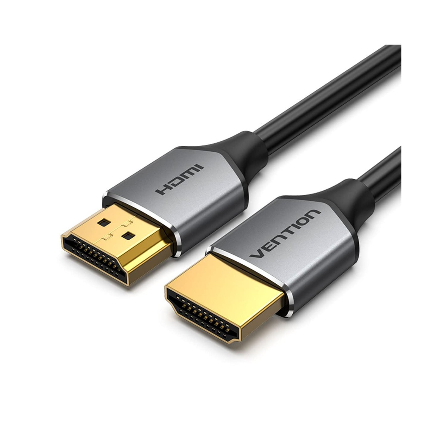 Due cavi HDMI su sfondo bianco. I connettori sono dorati, l'involucro grigio e il cavo nero. Uno dice "HDMI", l'altro "Vention".