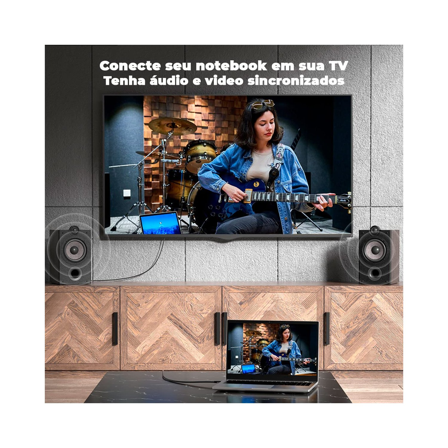 Una donna suona la chitarra sullo schermo di una TV, collegata a un laptop. Altoparlanti su entrambi i lati della TV e un mobile sottostante con un laptop.