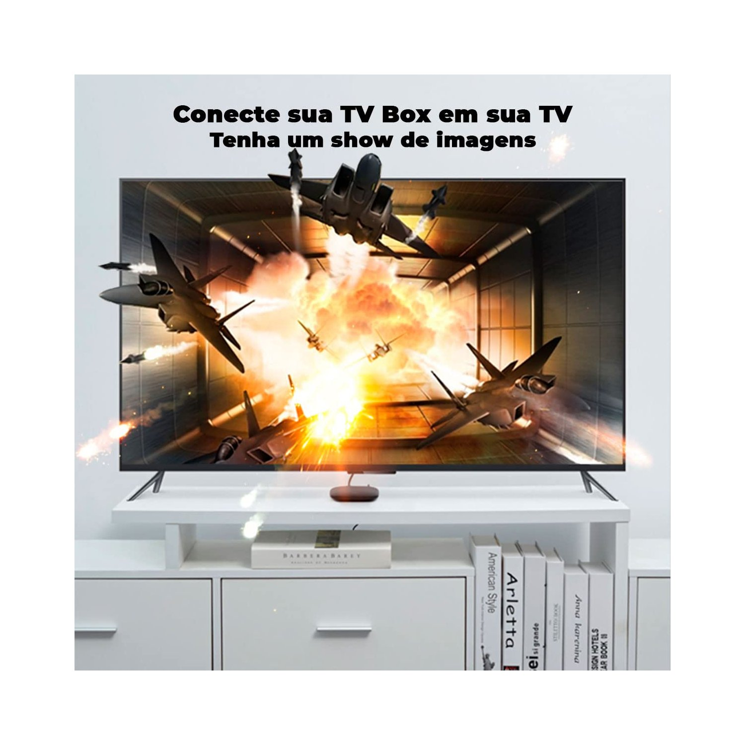 Un televisore mostra aerei da combattimento in azione. Un supporto TV contiene libri e un TV box. Il testo recita: 'Collega il tuo TV Box'.