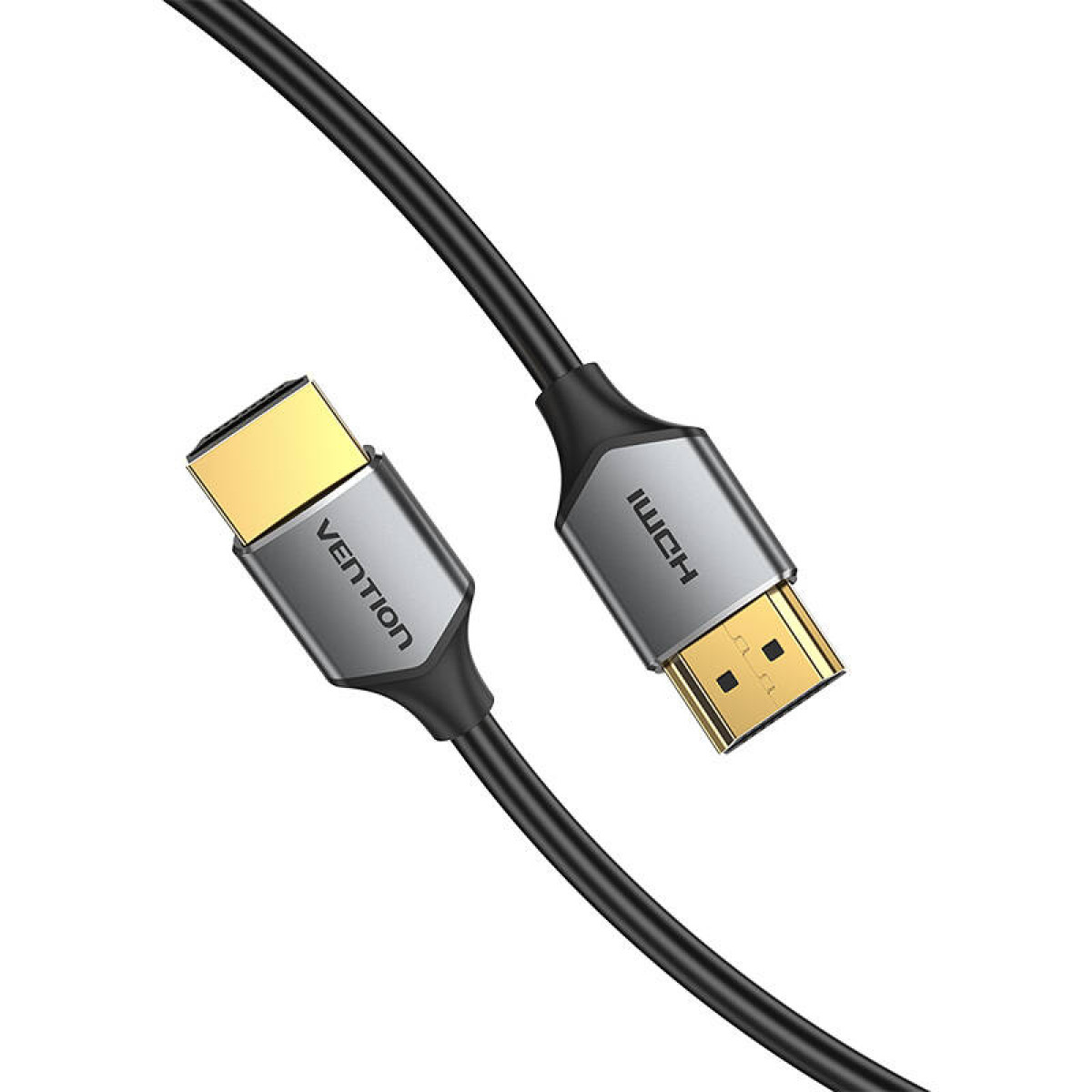 Un cavo HDMI con filo nero e connettori grigi. Un connettore ha "VENTION" e l'altro "HDMI" stampati.