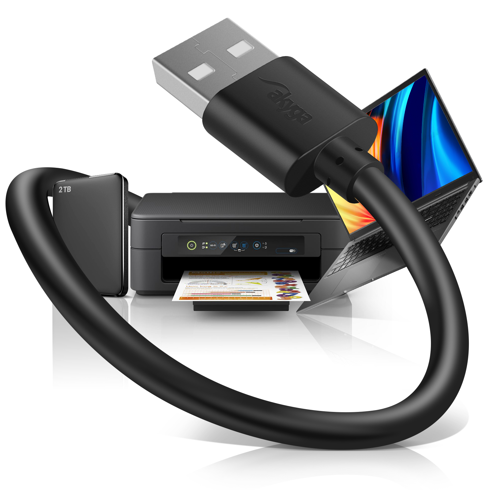 Das Bild zeigt einen Drucker, einen Laptop, eine externe Festplatte und ein USB-Kabel, das sie verbindet. Die Objekte befinden sich auf weißem Hintergrund.