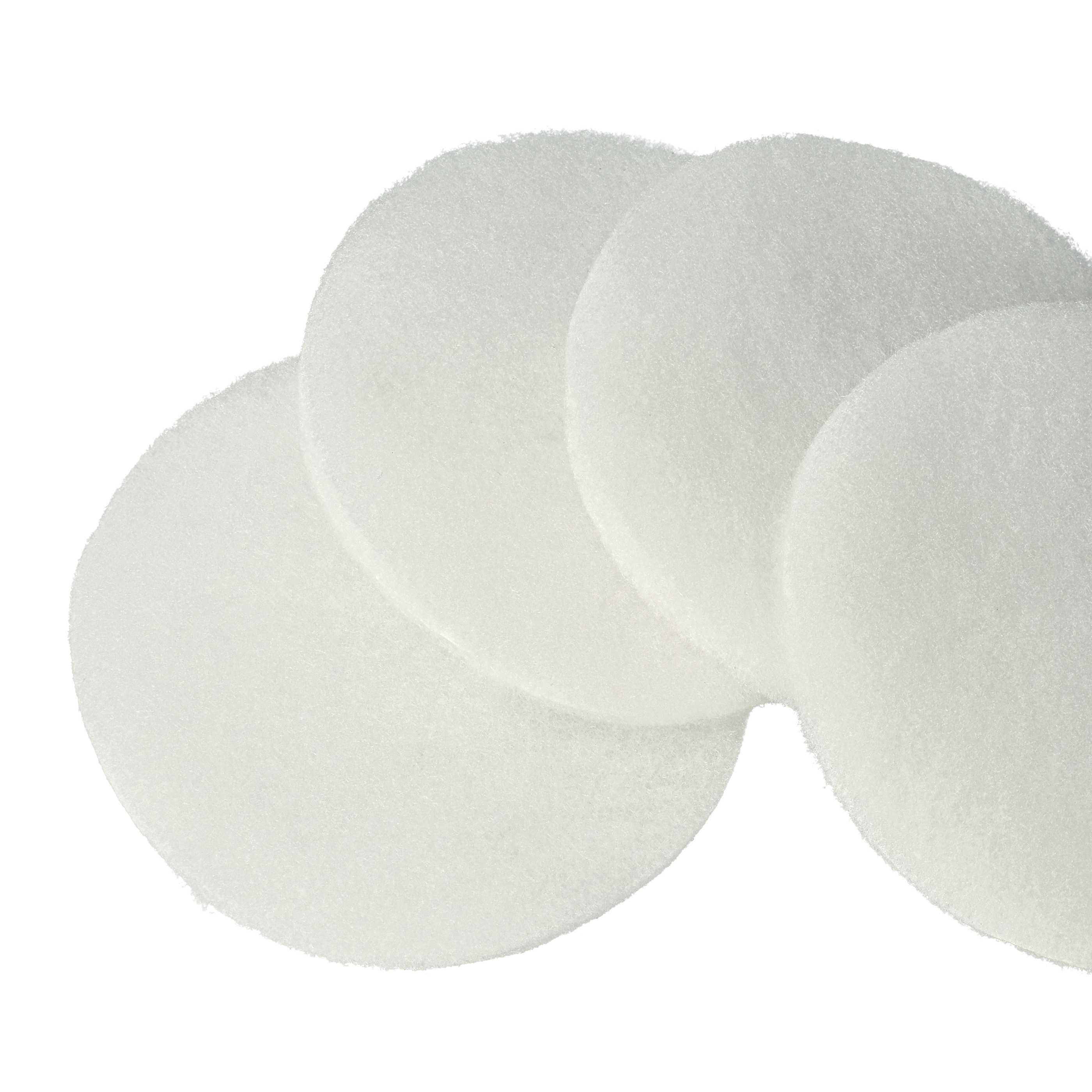 Vier weiße, runde, strukturierte Pads überlappen sich auf weißem Hintergrund. Wahrscheinlich Reinigungs- oder Polierpads.
