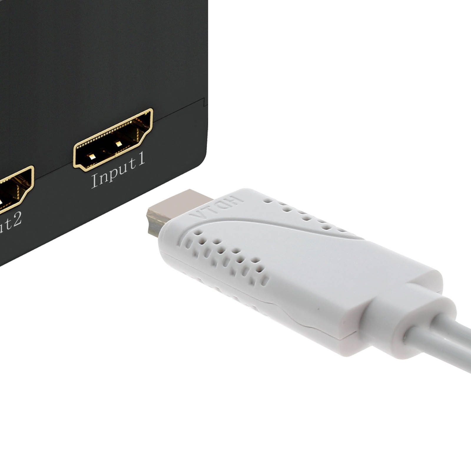 Un cavo HDMI bianco è collegato a un dispositivo nero etichettato Input 1. Lo sfondo è bianco.