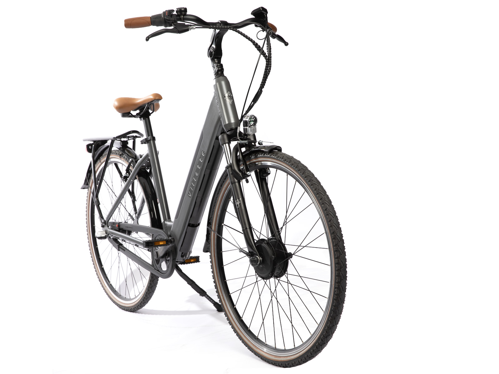 Een grijze Villette elektrische fiets op een witte achtergrond. Hij heeft een bruin lederen zadel en handvatten. De banden zijn zwart.