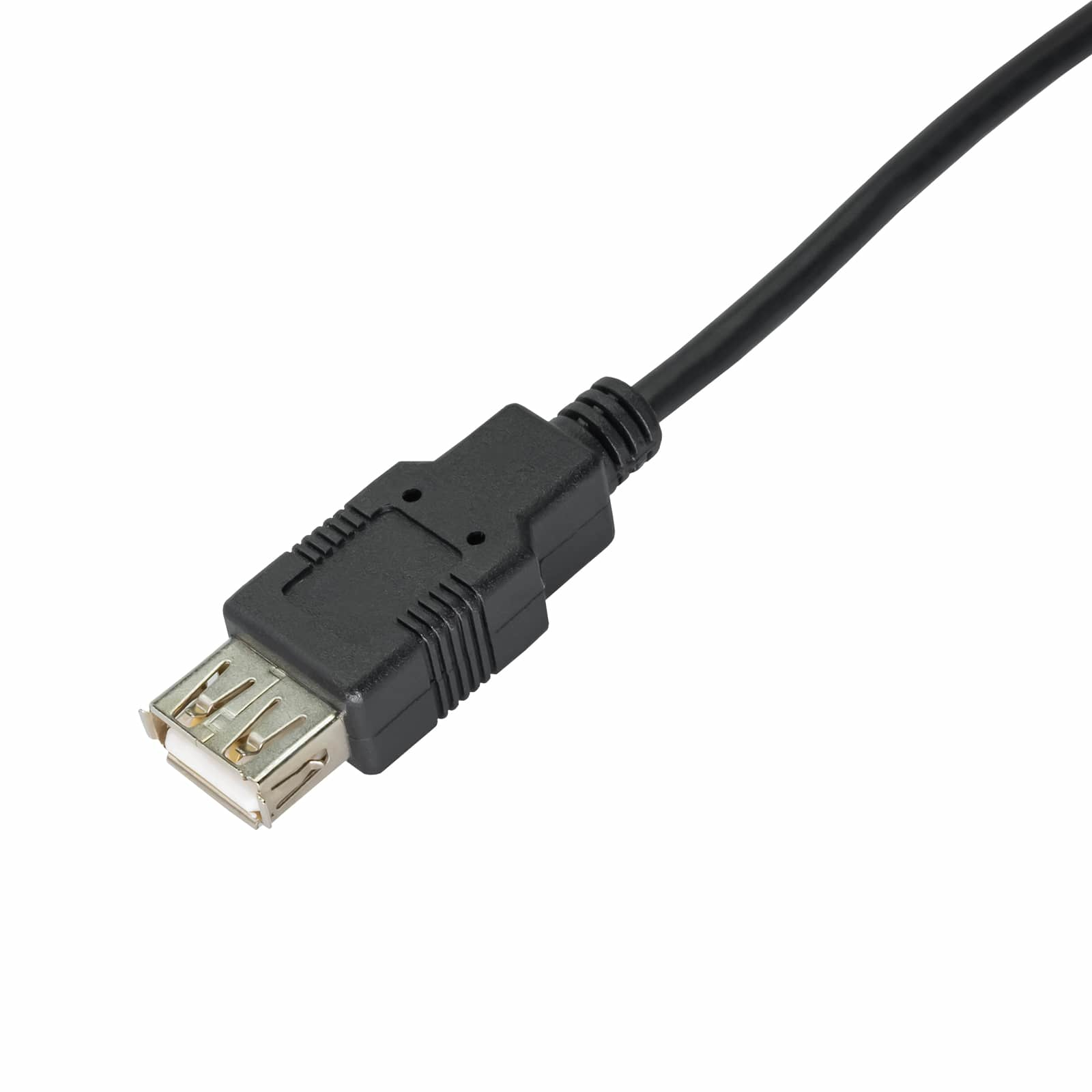 Un cavo USB nero con connettore femmina in diagonale su sfondo bianco. Il connettore è a fuoco.
