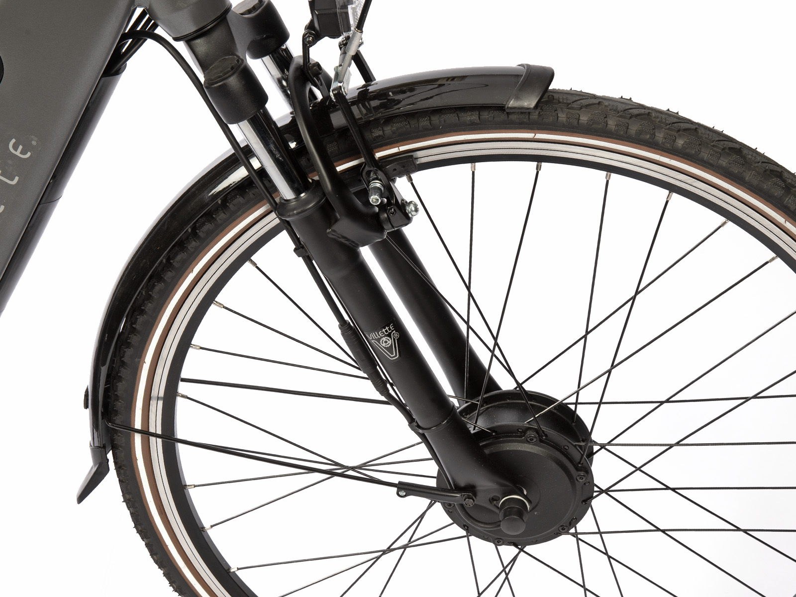Close-up van een zwart voorwiel van een fiets met een zwart spatbord, band en spaken. De fiets heeft een Villette-logo.