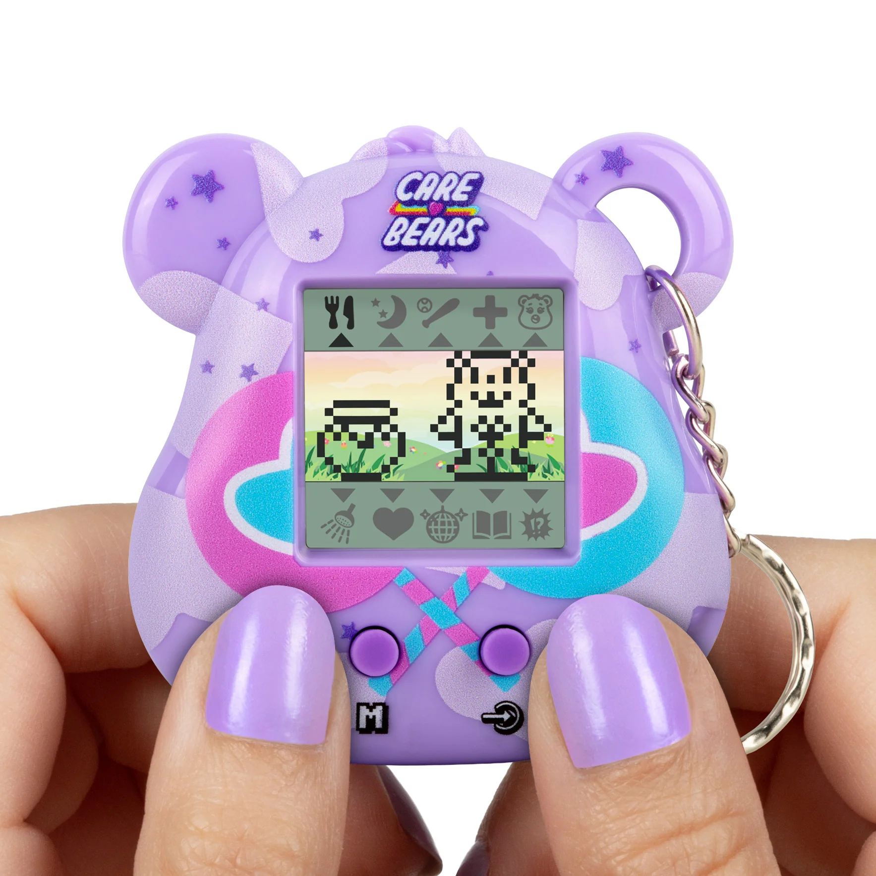 Een paars Care Bears Tamagotchi-achtig apparaat dat wordt vastgehouden door handen met paarse nagels. Het scherm toont gepixeleerde beren en iconen.
