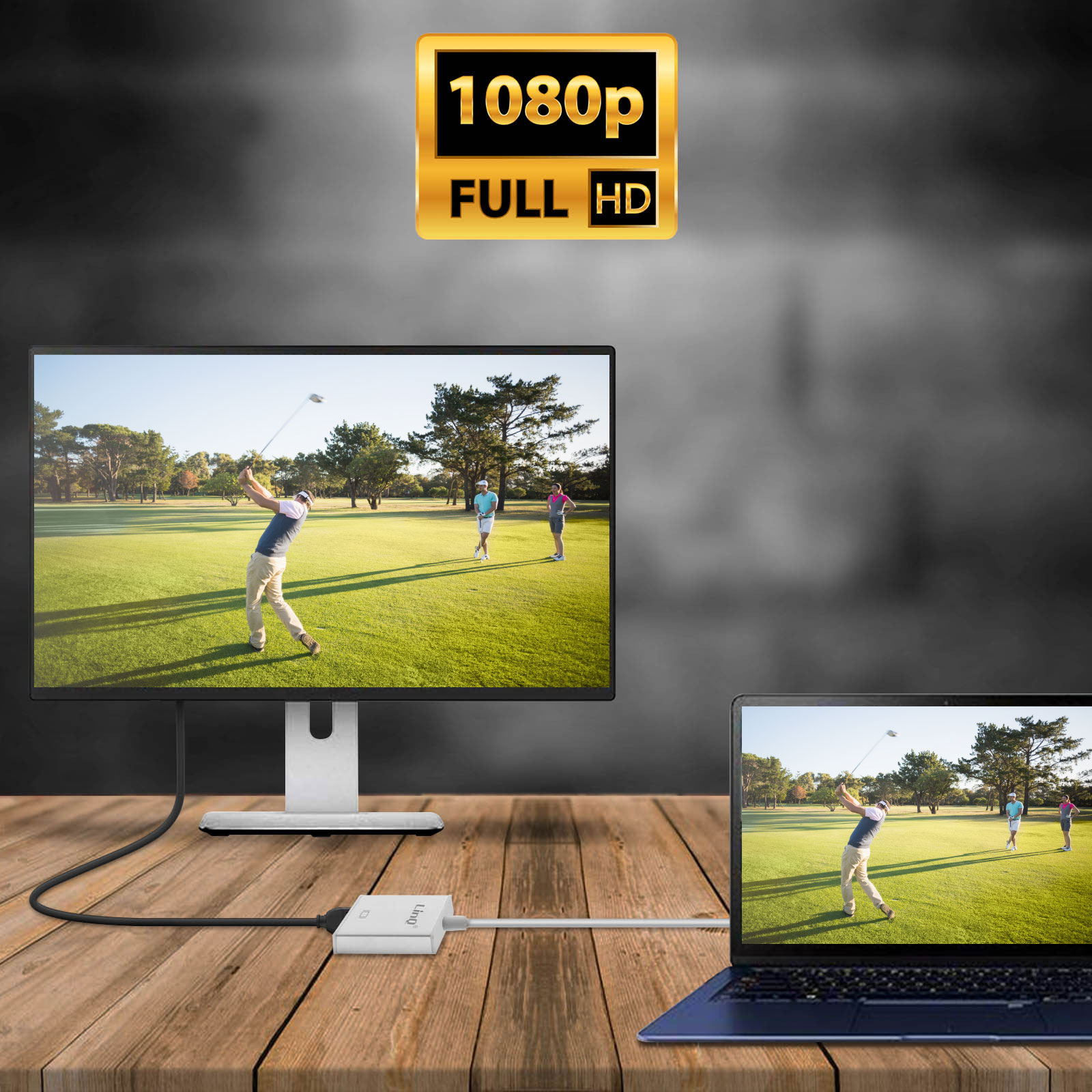 Un monitor e un laptop mostrano una partita di golf. I cavi li collegano a un tavolo di legno. Un logo 1080p Full HD è in alto.