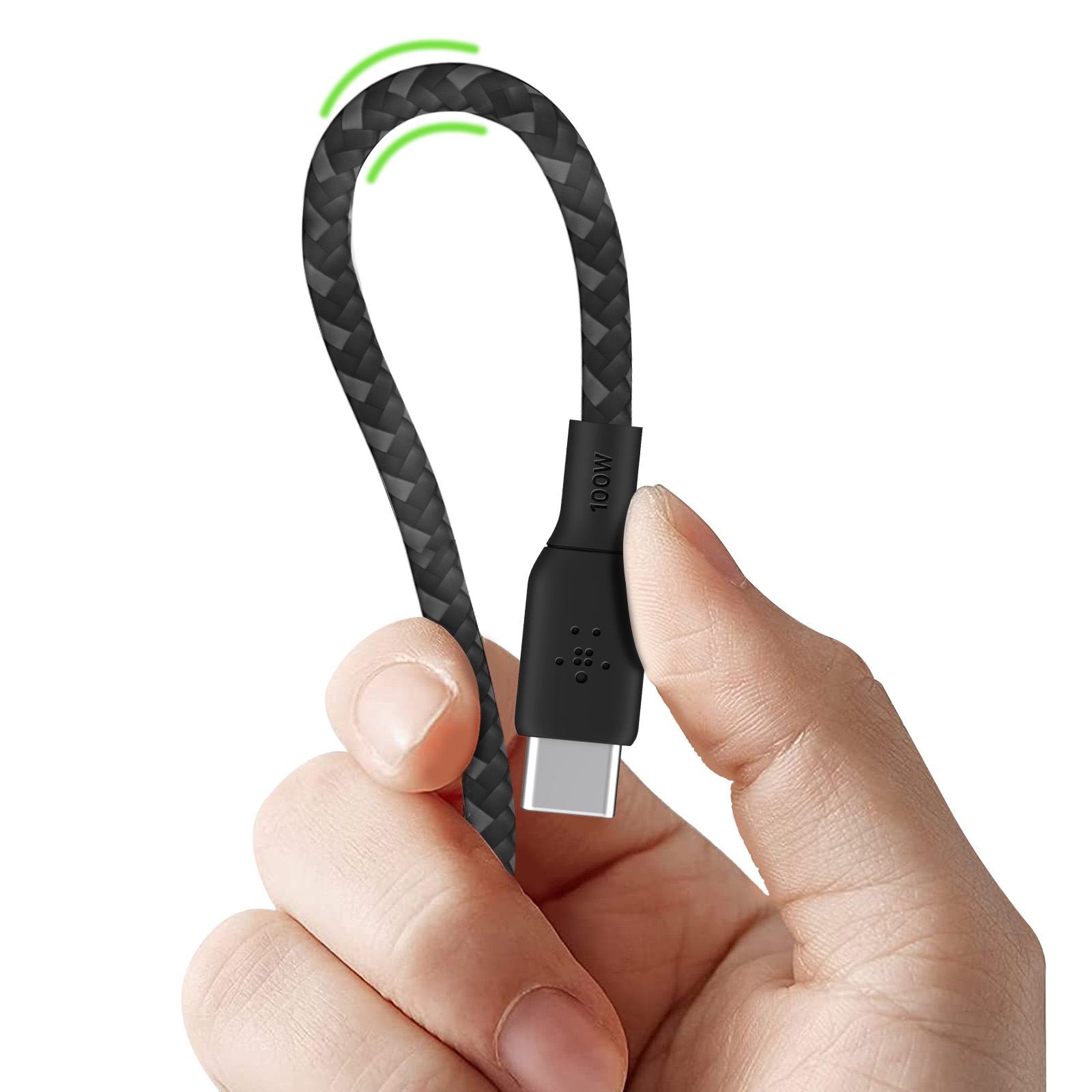 Mano che tiene un cavo USB-C intrecciato nero, con un arco verde. Il cavo ha un'etichetta da 100W.