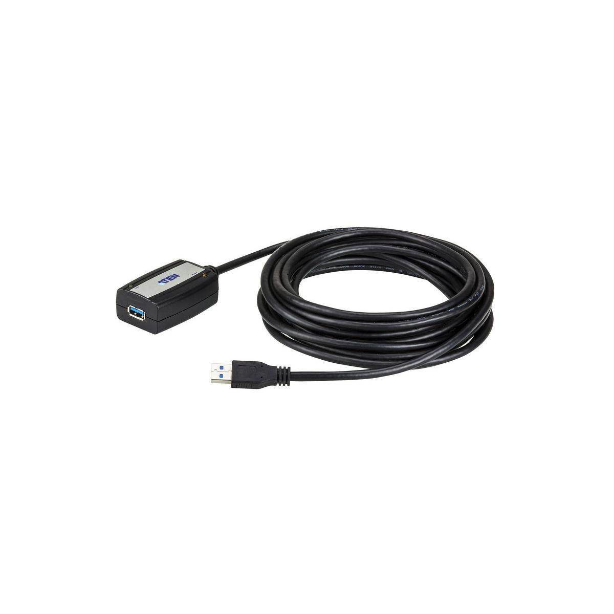Un cavo di prolunga USB nero su sfondo bianco. Ha una porta USB, una porta femmina e un cavo arrotolato.
