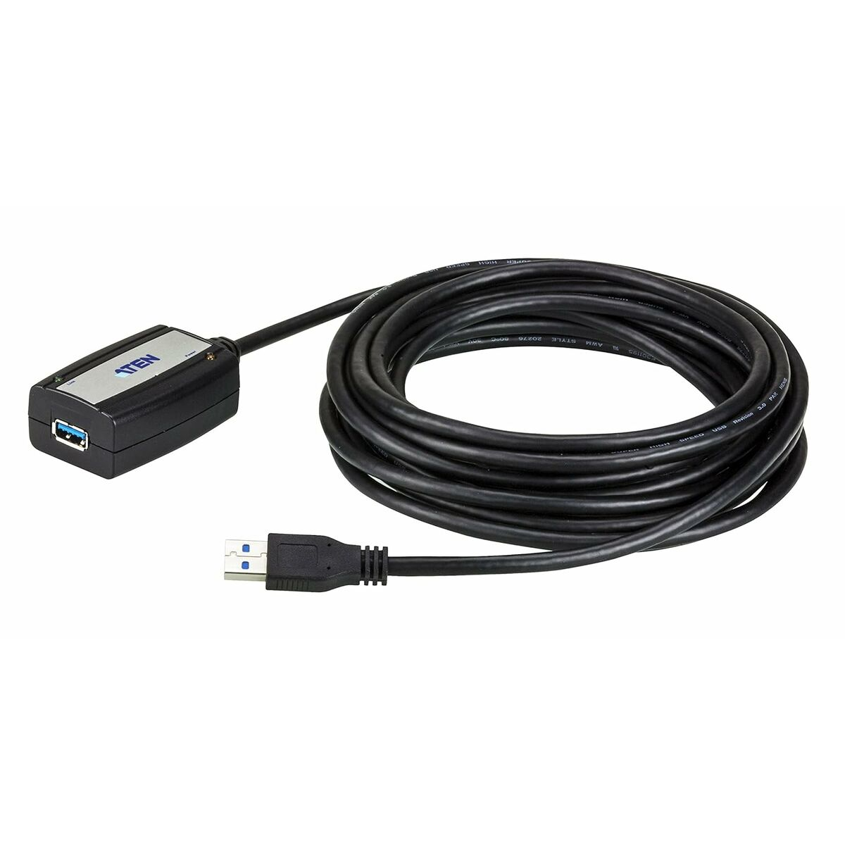 Un cavo USB nero con connettore nero e scatola rettangolare nera. Il cavo è arrotolato. Sfondo bianco.