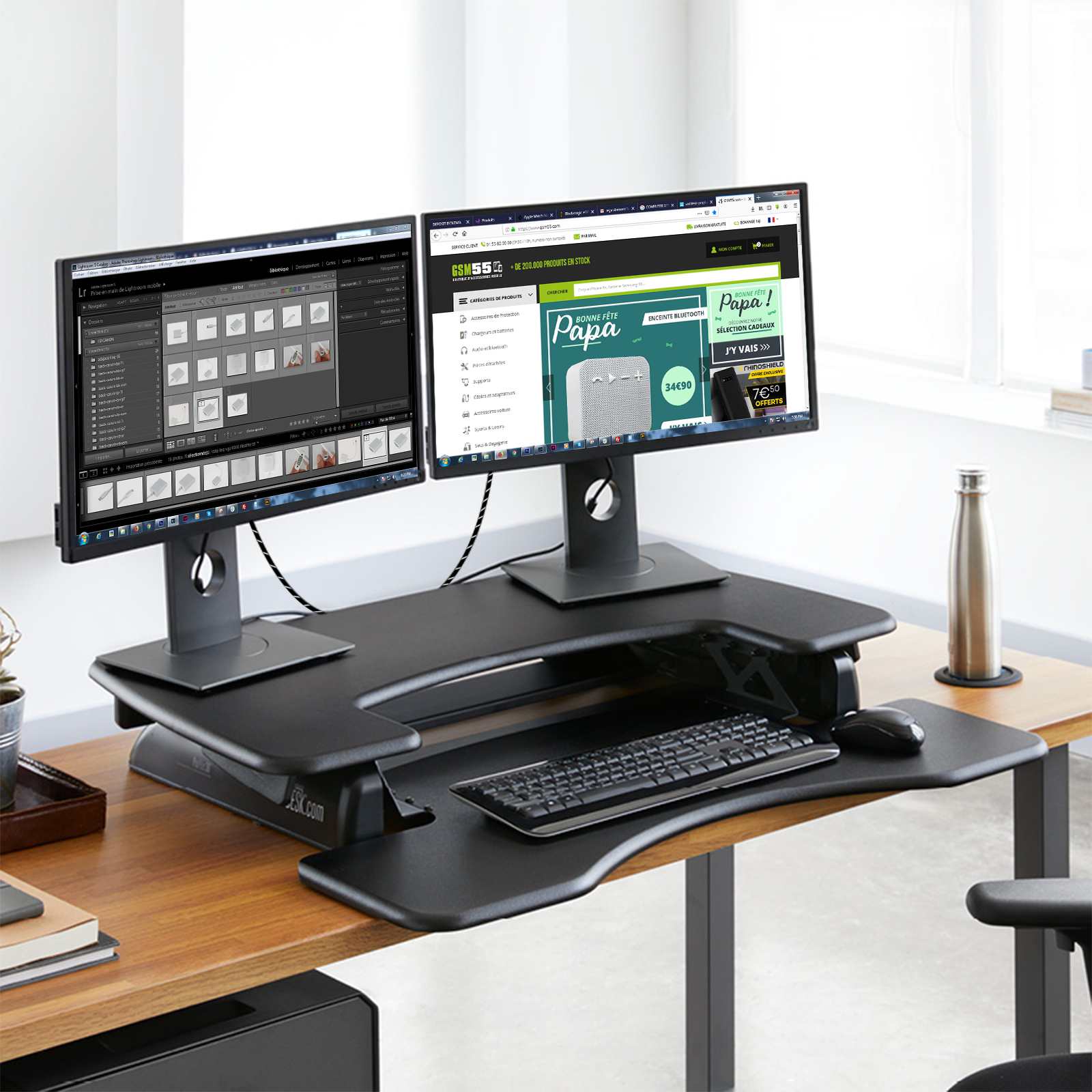 Un'impostazione della scrivania con due monitor che mostrano interfacce diverse, tastiera, mouse e una bottiglia d'acqua.
