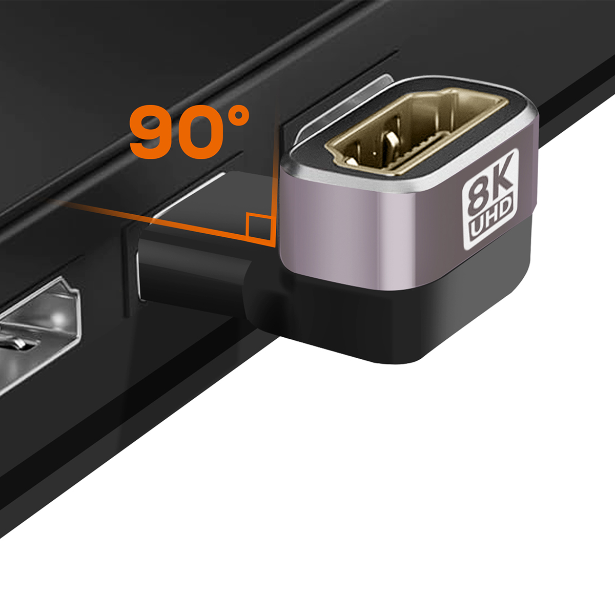 Un primo piano di un adattatore HDMI collegato a un laptop. L'adattatore è argento e nero. L'angolo di 90 gradi è evidenziato.